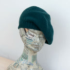 Basco pesante in 100% Cashmere verde, Made in Italy, versatile con tre vestibilità: basco francese, cuffia e berretto. Manifattura pregiata a trama grossa, che offre elasticità e morbidezza.