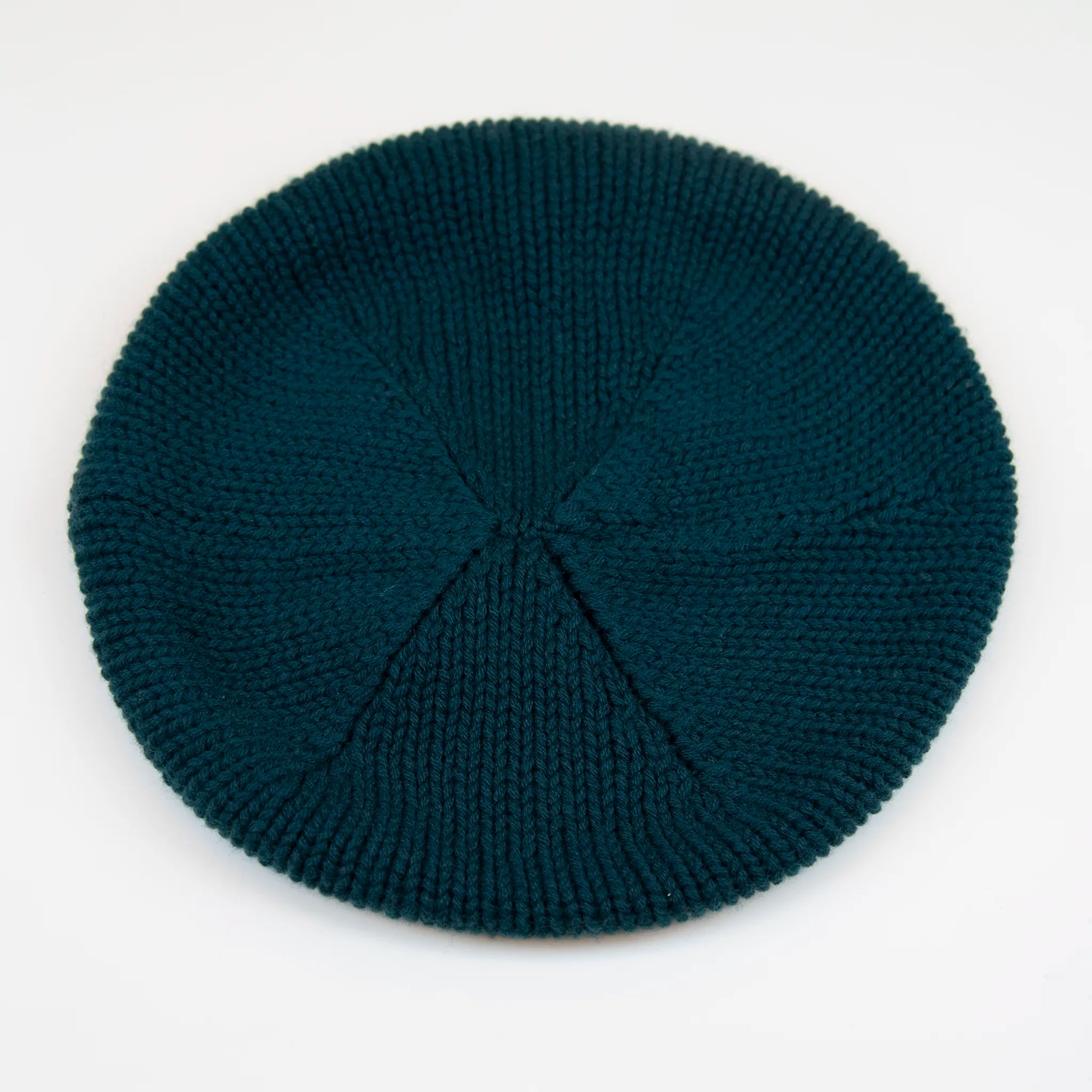 Basco pesante in 100% Cashmere verde, Made in Italy, versatile con tre vestibilità: basco francese, cuffia e berretto. Manifattura pregiata a trama grossa, che offre elasticità e morbidezza.