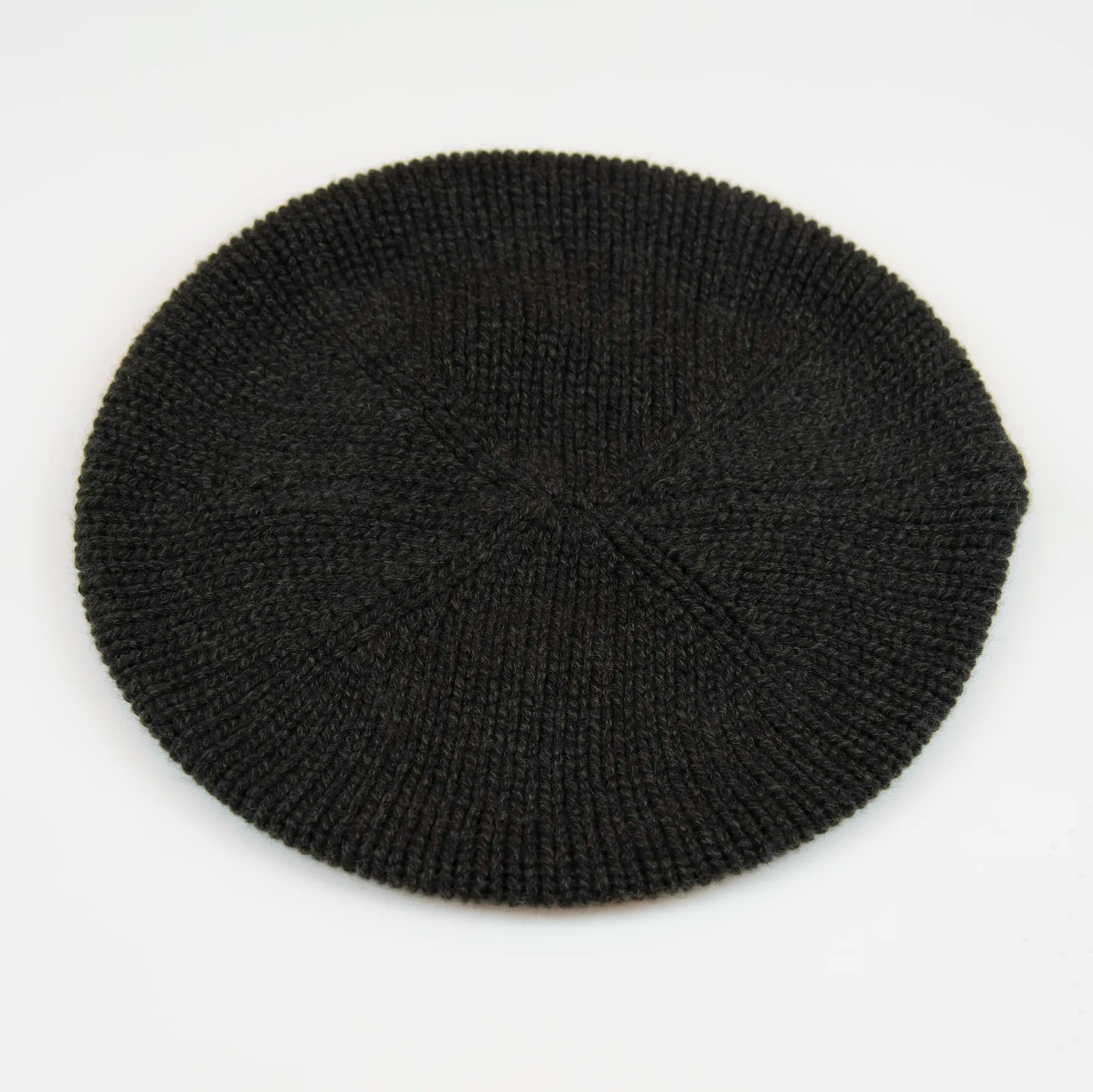 Basco pesante in 100% Cashmere verde melange, Made in Italy, versatile con tre vestibilità: basco francese, cuffia e berretto. Manifattura pregiata a trama grossa, che offre elasticità e morbidezza.