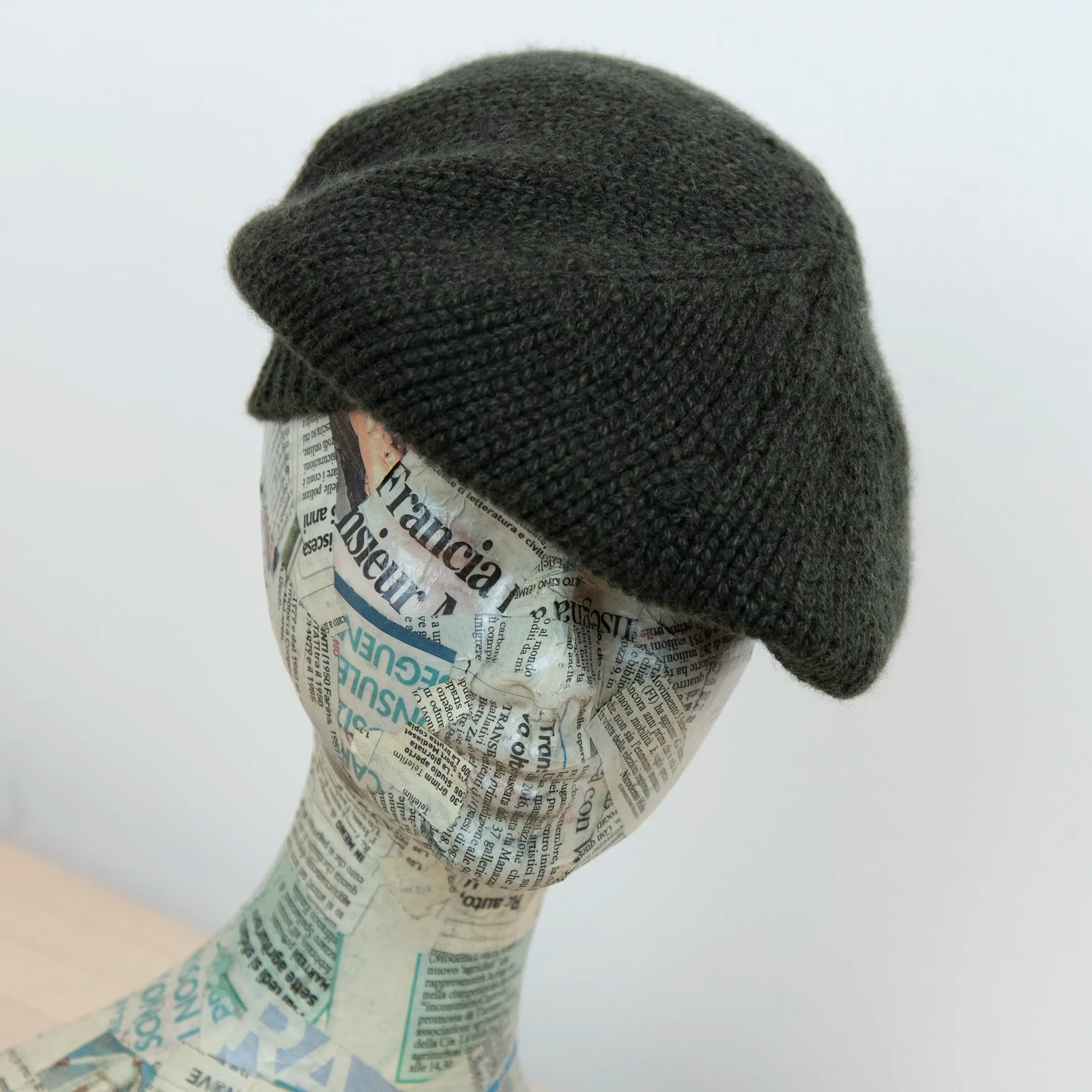Basco pesante in 100% Cashmere verde melange, Made in Italy, versatile con tre vestibilità: basco francese, cuffia e berretto. Manifattura pregiata a trama grossa, che offre elasticità e morbidezza.