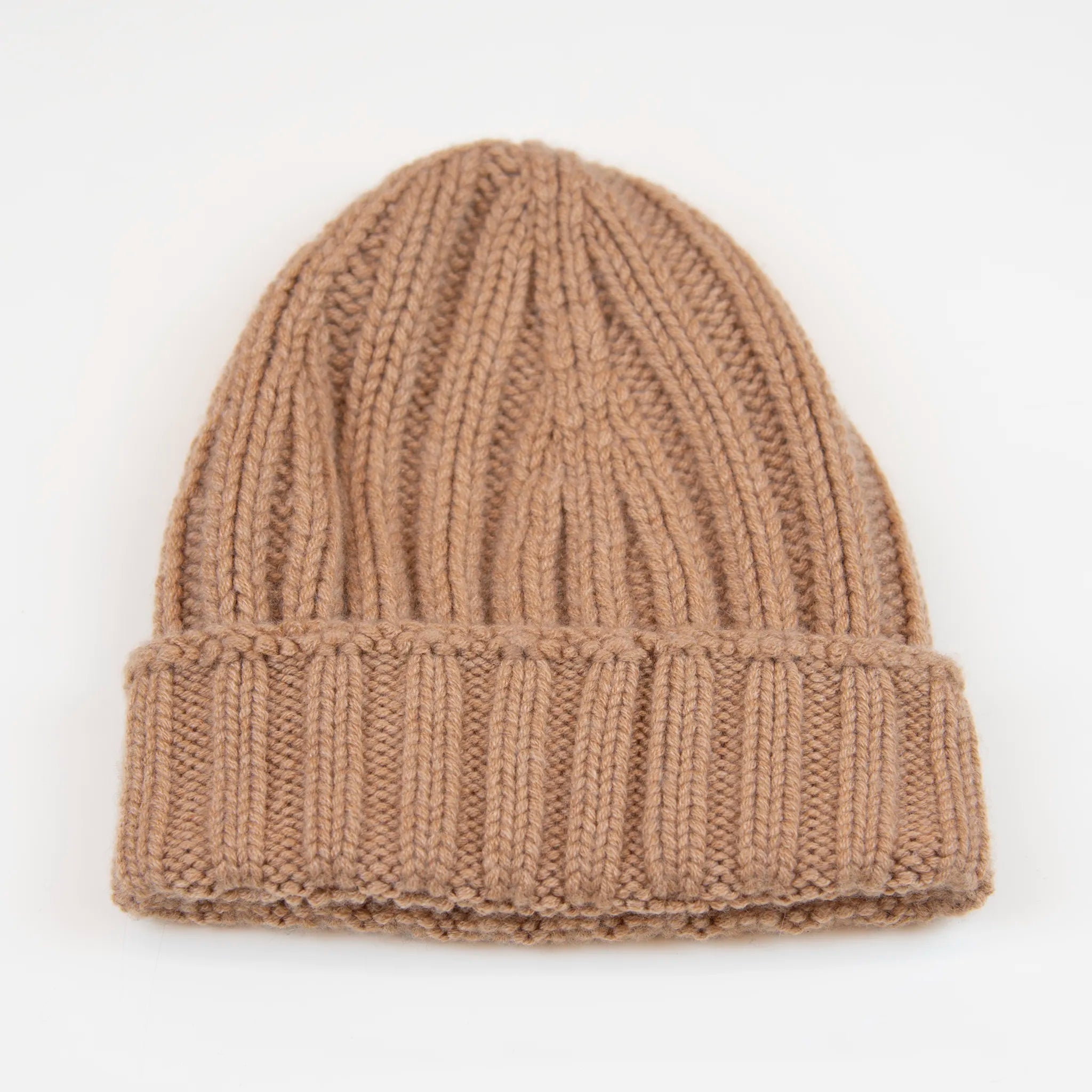 Berretto casual beige pesante in 100% Cashmere, Made in Italy, pregiata manifattura, presenta una vestibilità con leggero sbuffo superiore, a trama grossa e confortevole grazie all'effetto molla del suo intreccio.