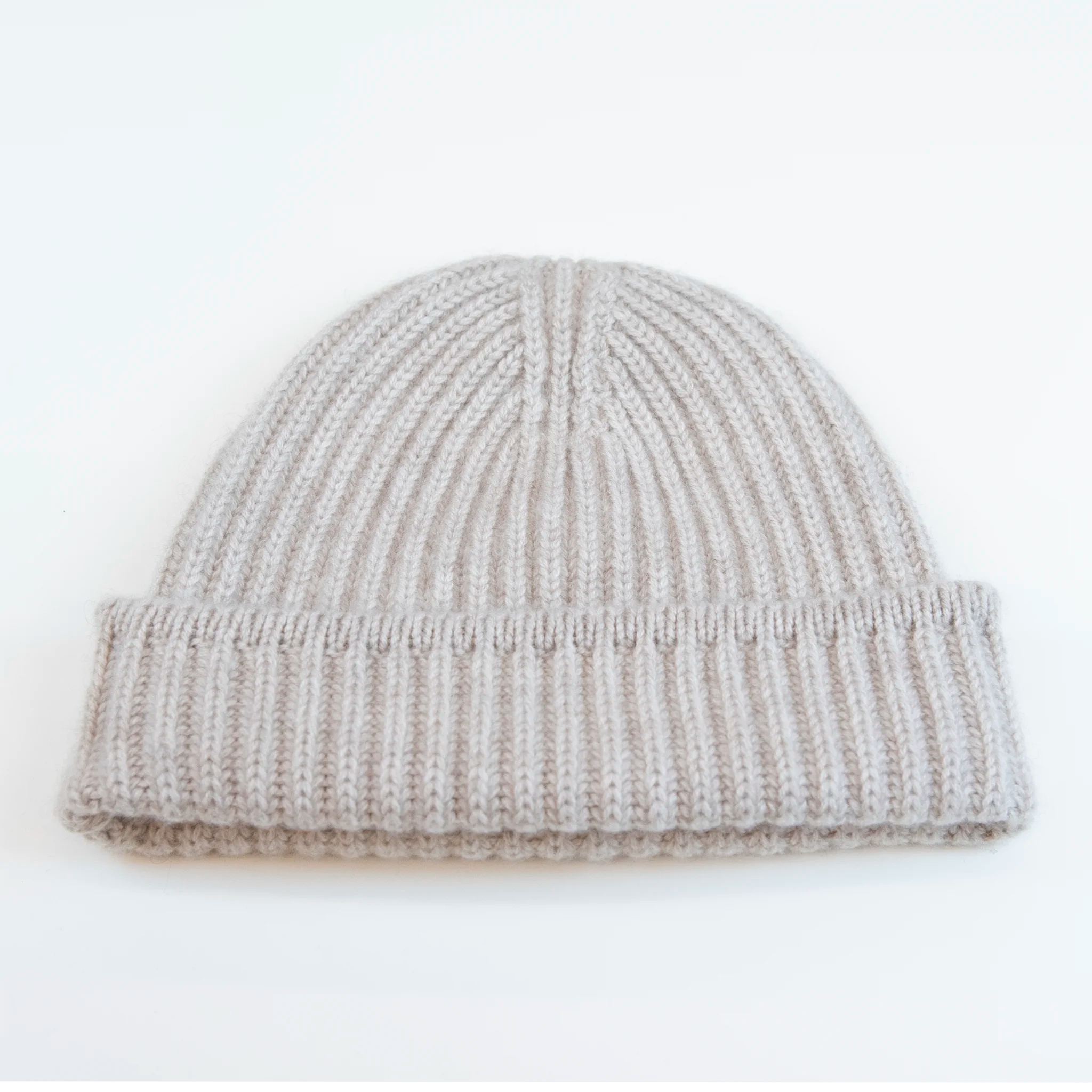 Berretto beige in 100% Cashmere, Made in Italy, con classica costa Inglese. Elegante e casual, offre una vestibilità a cupola senza sbuffo superiore, pregiata manifattura.