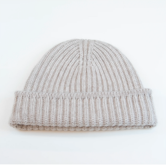Berretto beige in 100% Cashmere, Made in Italy, con classica costa Inglese. Elegante e casual, offre una vestibilità a cupola senza sbuffo superiore, pregiata manifattura.
