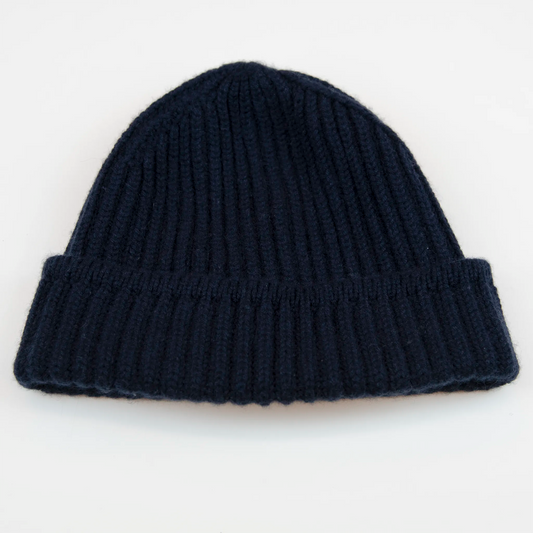 Berretto blu in 100% Cashmere, Made in Italy, con classica costa Inglese. Elegante e casual, offre una vestibilità a cupola senza sbuffo superiore, pregiata manifattura.