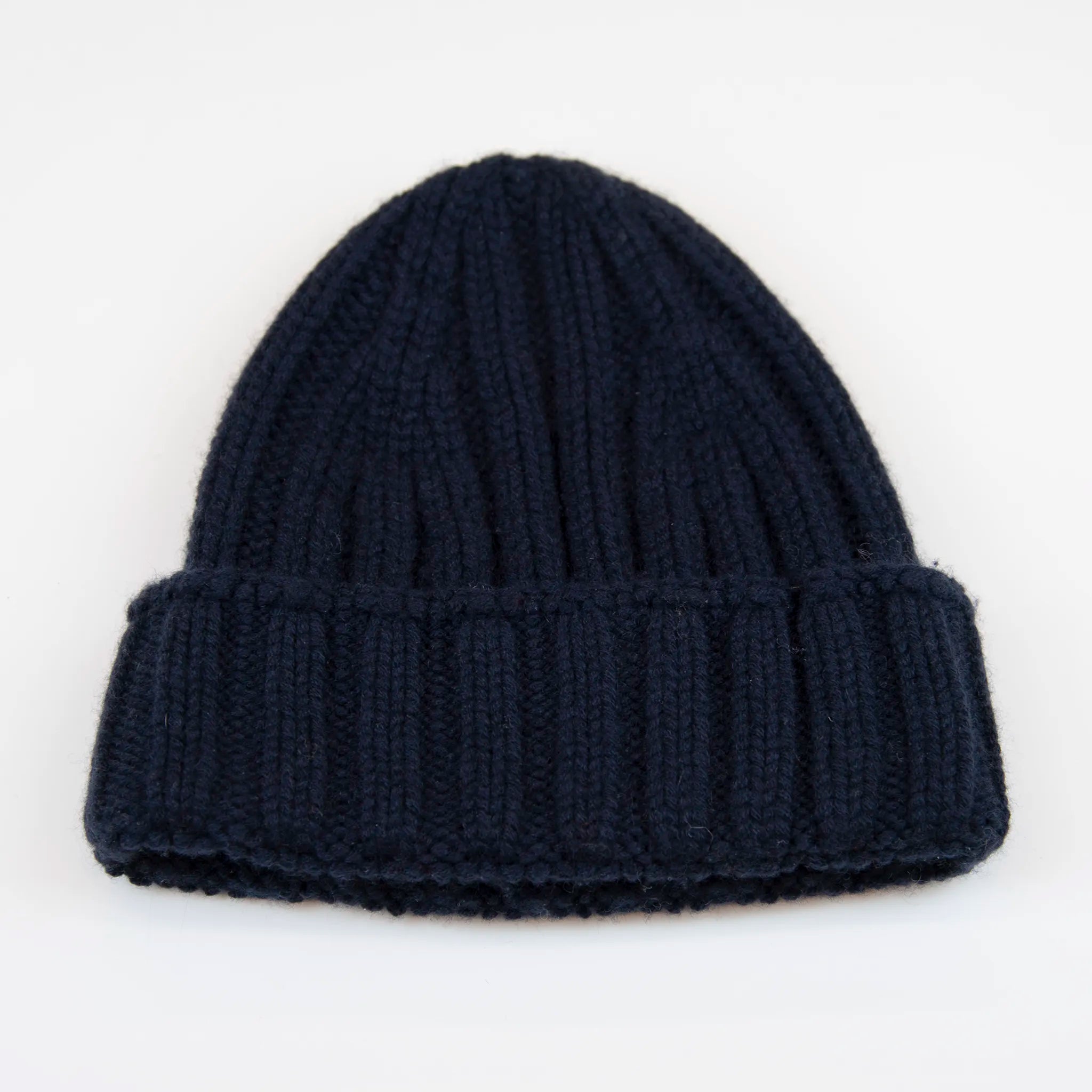 Berretto casual blu pesante in 100% Cashmere, Made in Italy, pregiata manifattura, presenta una vestibilità con leggero sbuffo superiore, a trama grossa e confortevole grazie all'effetto molla del suo intreccio.