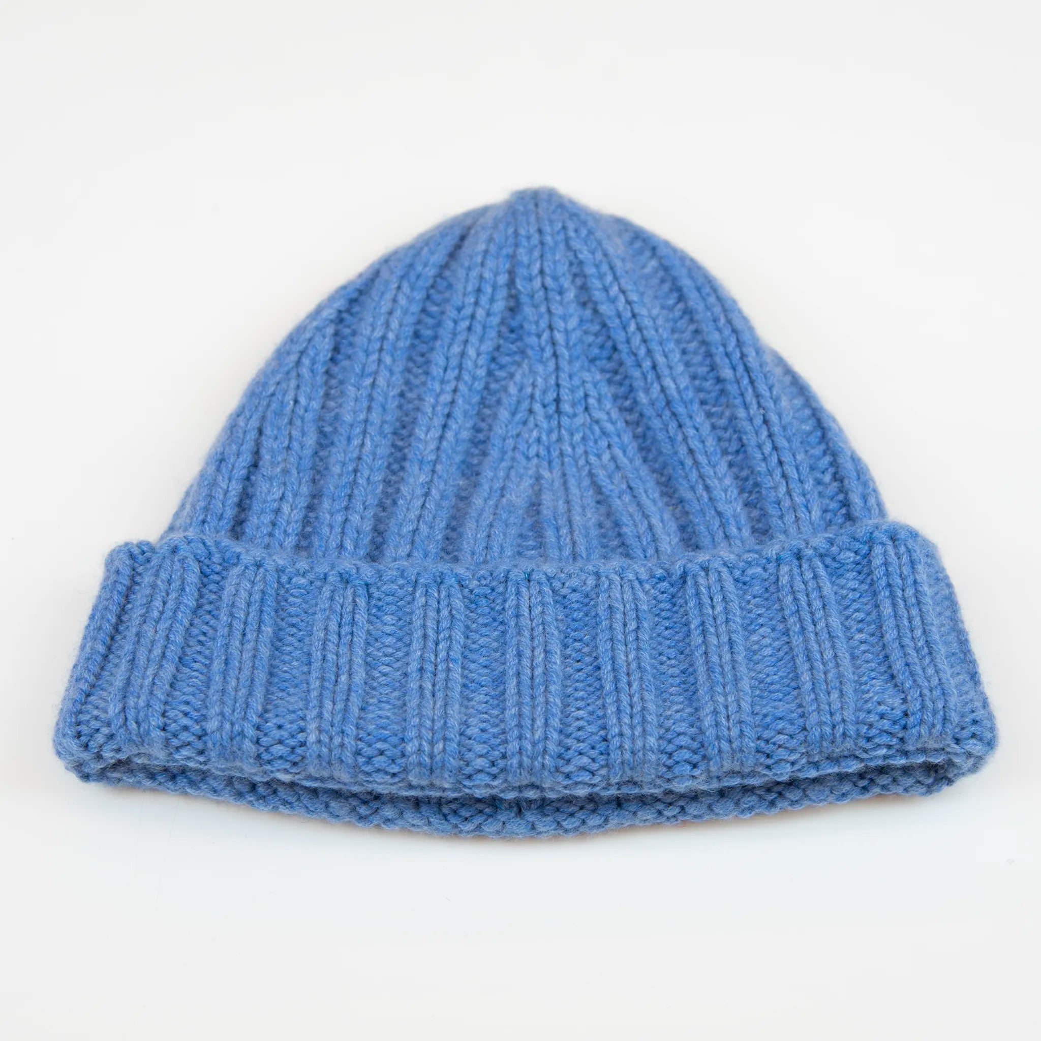 Berretto casual celeste pesante in 100% Cashmere, Made in Italy, pregiata manifattura, presenta una vestibilità con leggero sbuffo superiore, a trama grossa e confortevole grazie all'effetto molla del suo intreccio.