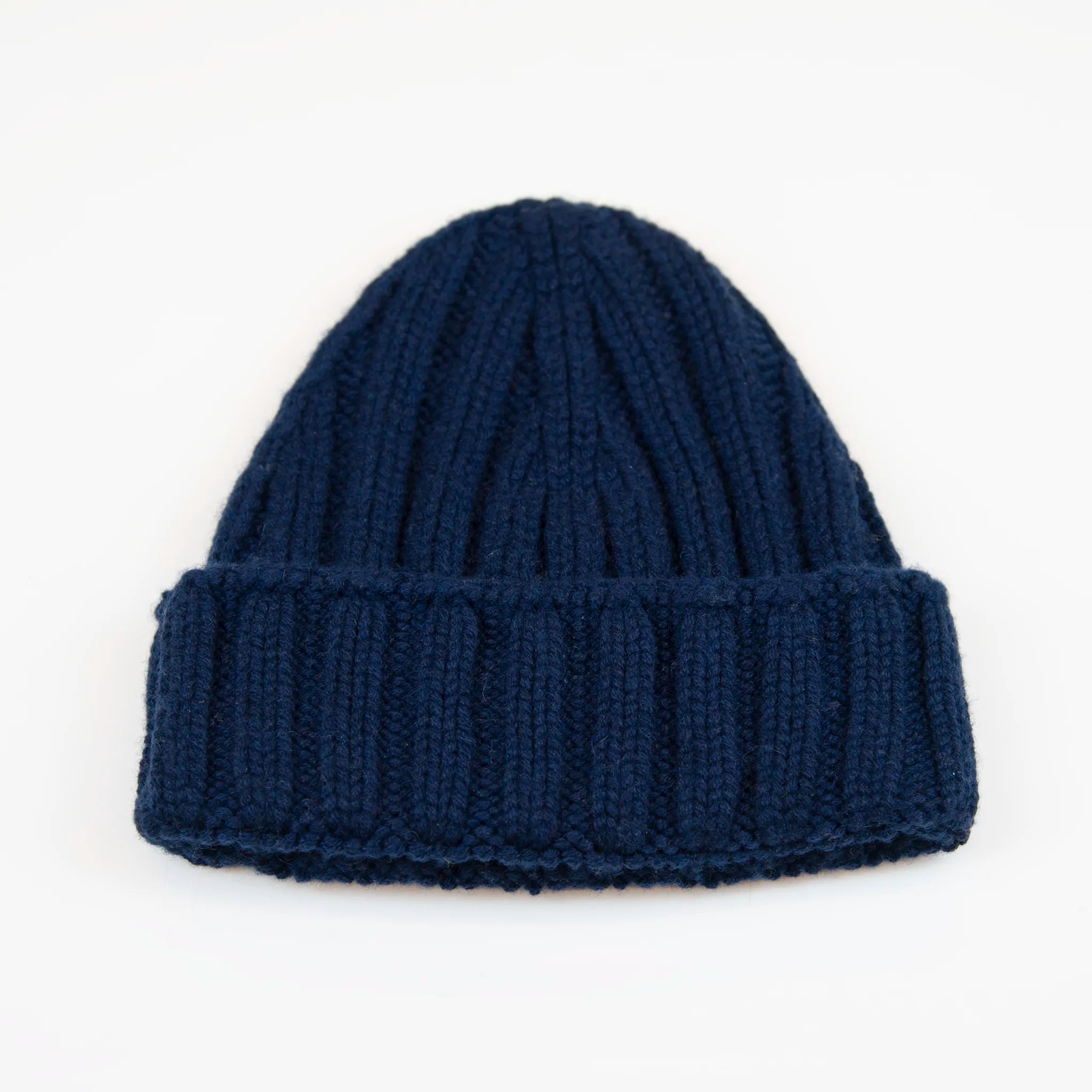 Berretto casual blu pesante in 100% Cashmere, Made in Italy, pregiata manifattura, presenta una vestibilità con leggero sbuffo superiore, a trama grossa e confortevole grazie all'effetto molla del suo intreccio.