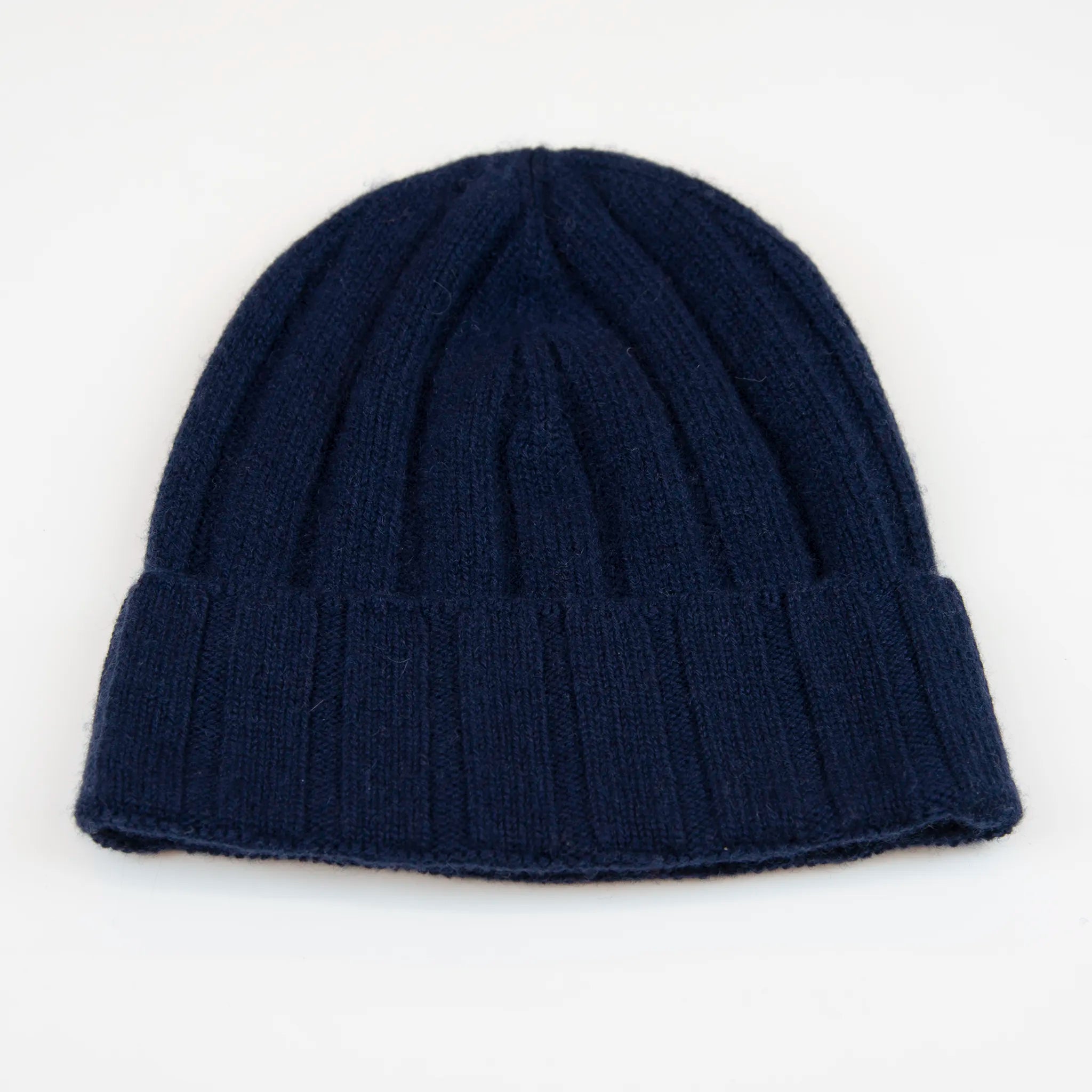 Berretto leggero costa larga blu in 100% Cashmere, stile elegante di uso quotidiano per climi non rigidi. Pratico e versatile a trama sottile e pregiata manifattura Italiana.&nbsp;