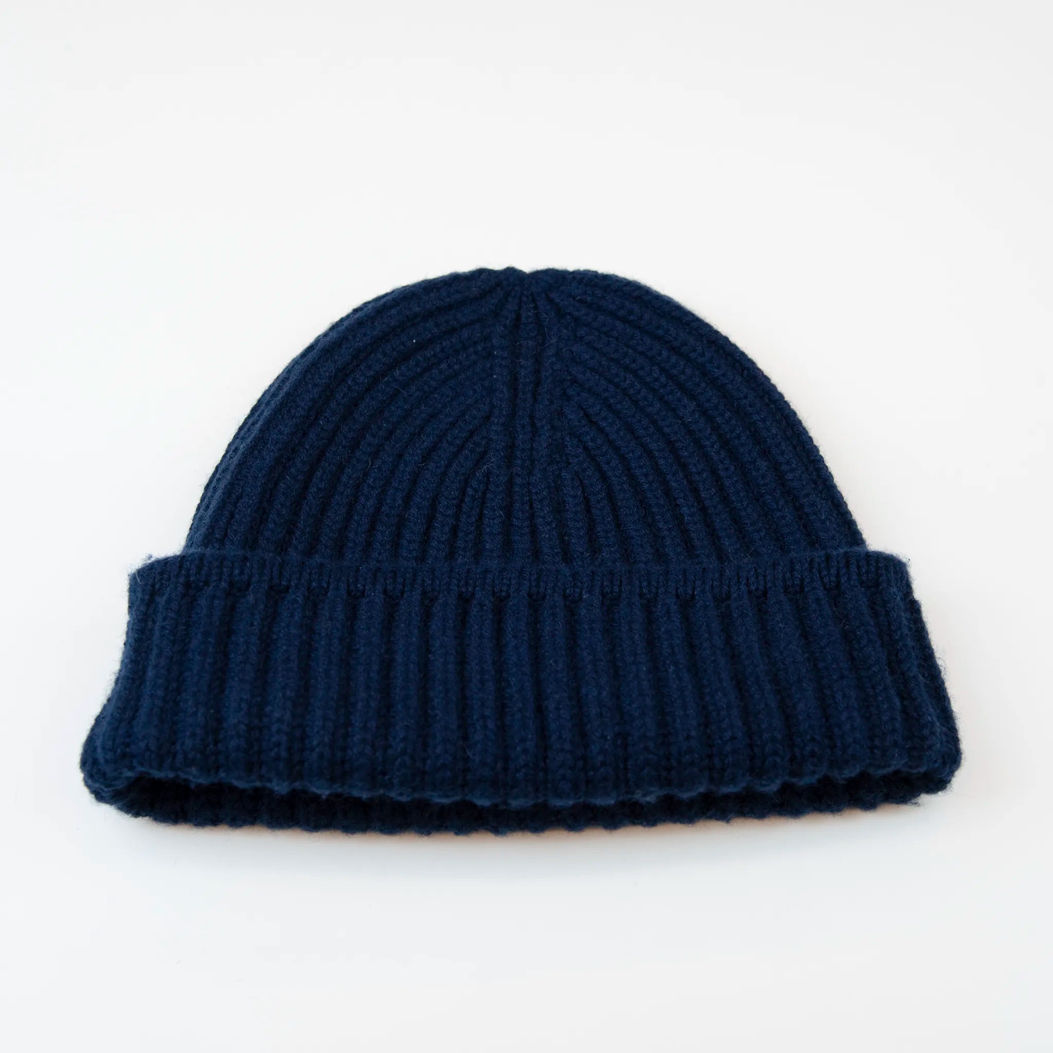 Berretto blu in 100% Cashmere, Made in Italy, con classica costa Inglese. Elegante e casual, offre una vestibilità a cupola senza sbuffo superiore, pregiata manifattura.