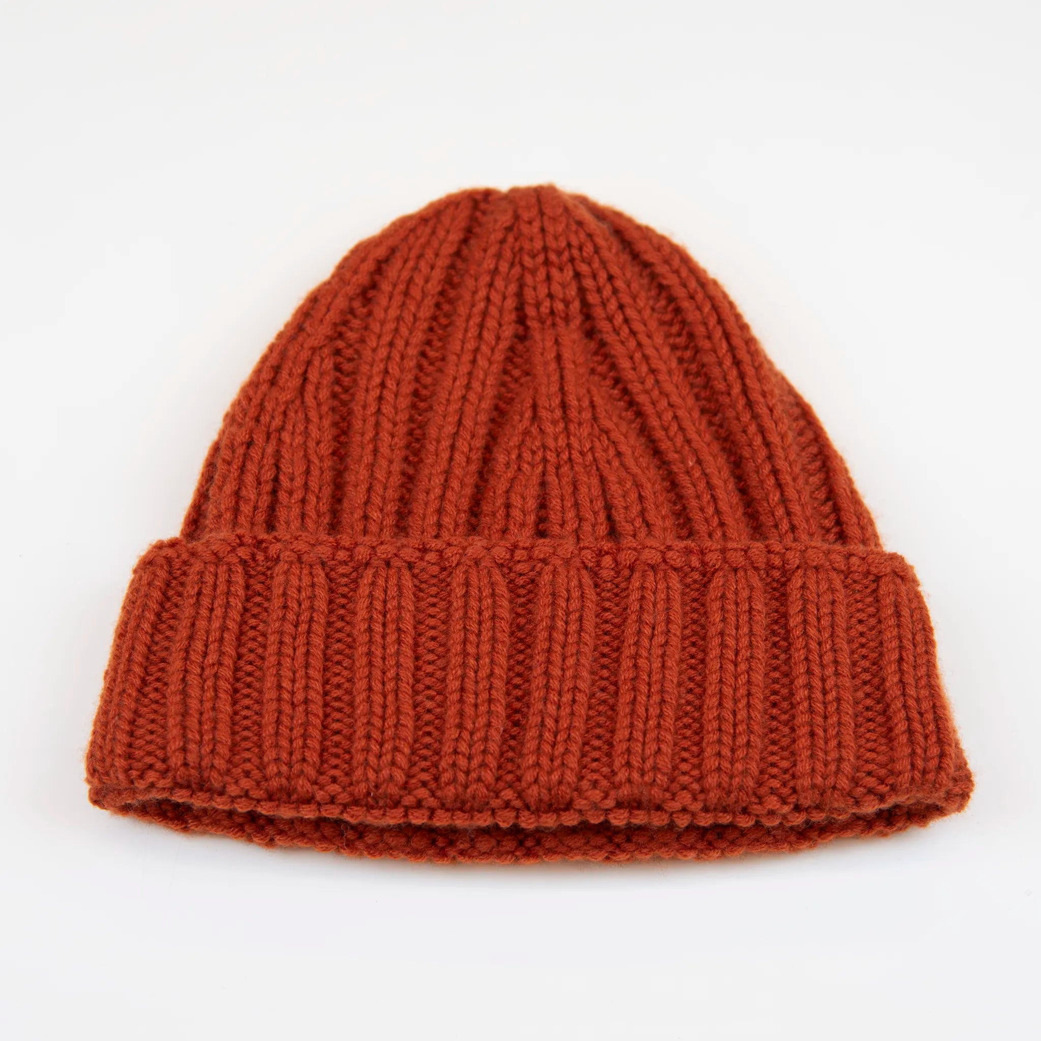 Berretto casual arancio pesante in 100% Cashmere, Made in Italy, pregiata manifattura, presenta una vestibilità con leggero sbuffo superiore, a trama grossa e confortevole grazie all'effetto molla del suo intreccio.