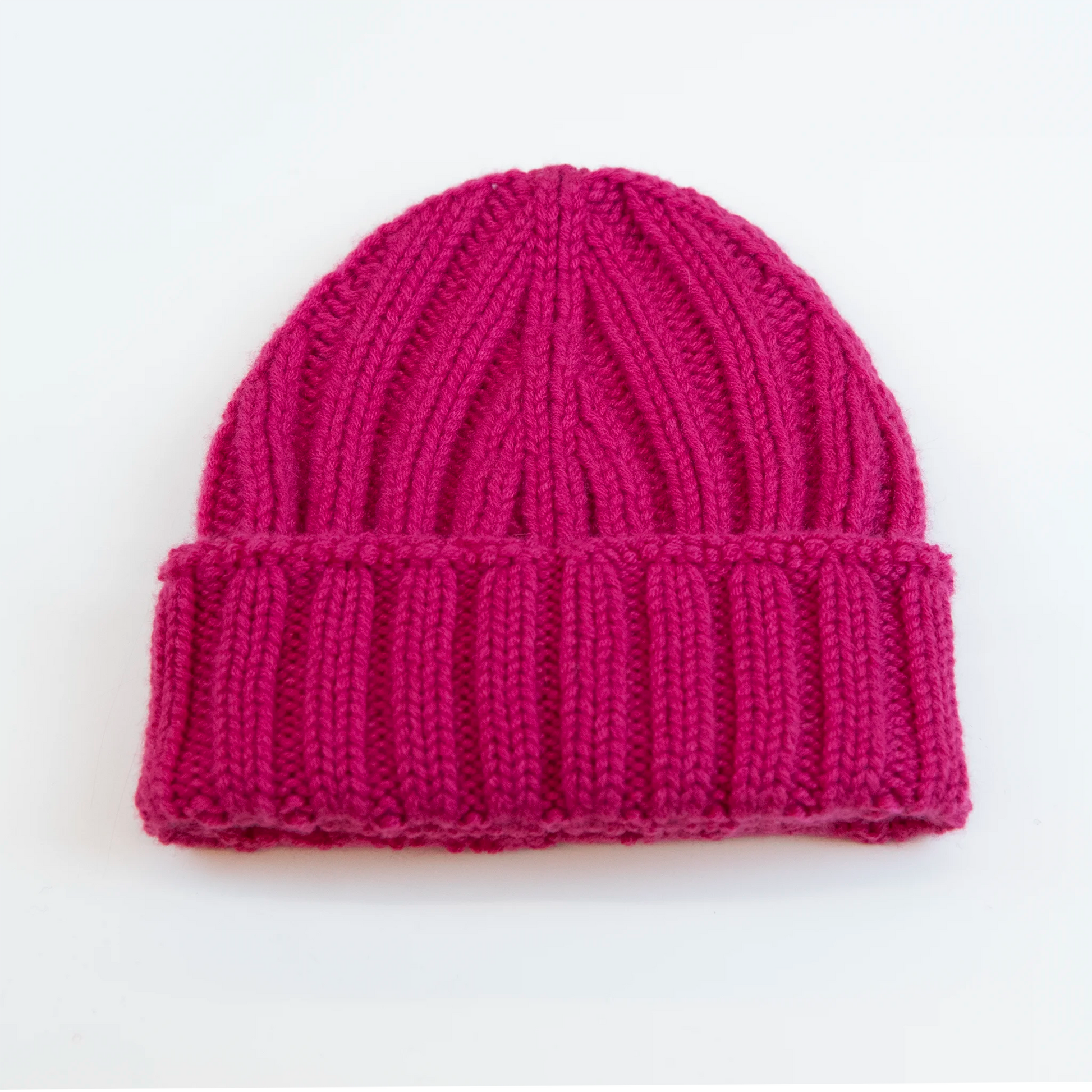 Berretto casual fucsia pesante in 100% Cashmere, Made in Italy, pregiata manifattura, presenta una vestibilità con leggero sbuffo superiore, a trama grossa e confortevole grazie all'effetto molla del suo intreccio.