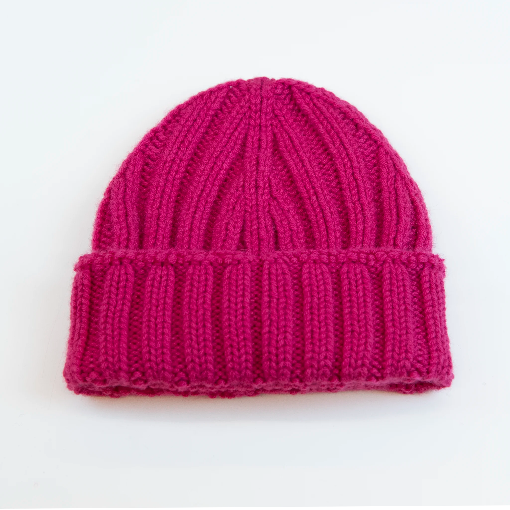 Berretto casual fucsia pesante in 100% Cashmere, Made in Italy, pregiata manifattura, presenta una vestibilità con leggero sbuffo superiore, a trama grossa e confortevole grazie all'effetto molla del suo intreccio.
