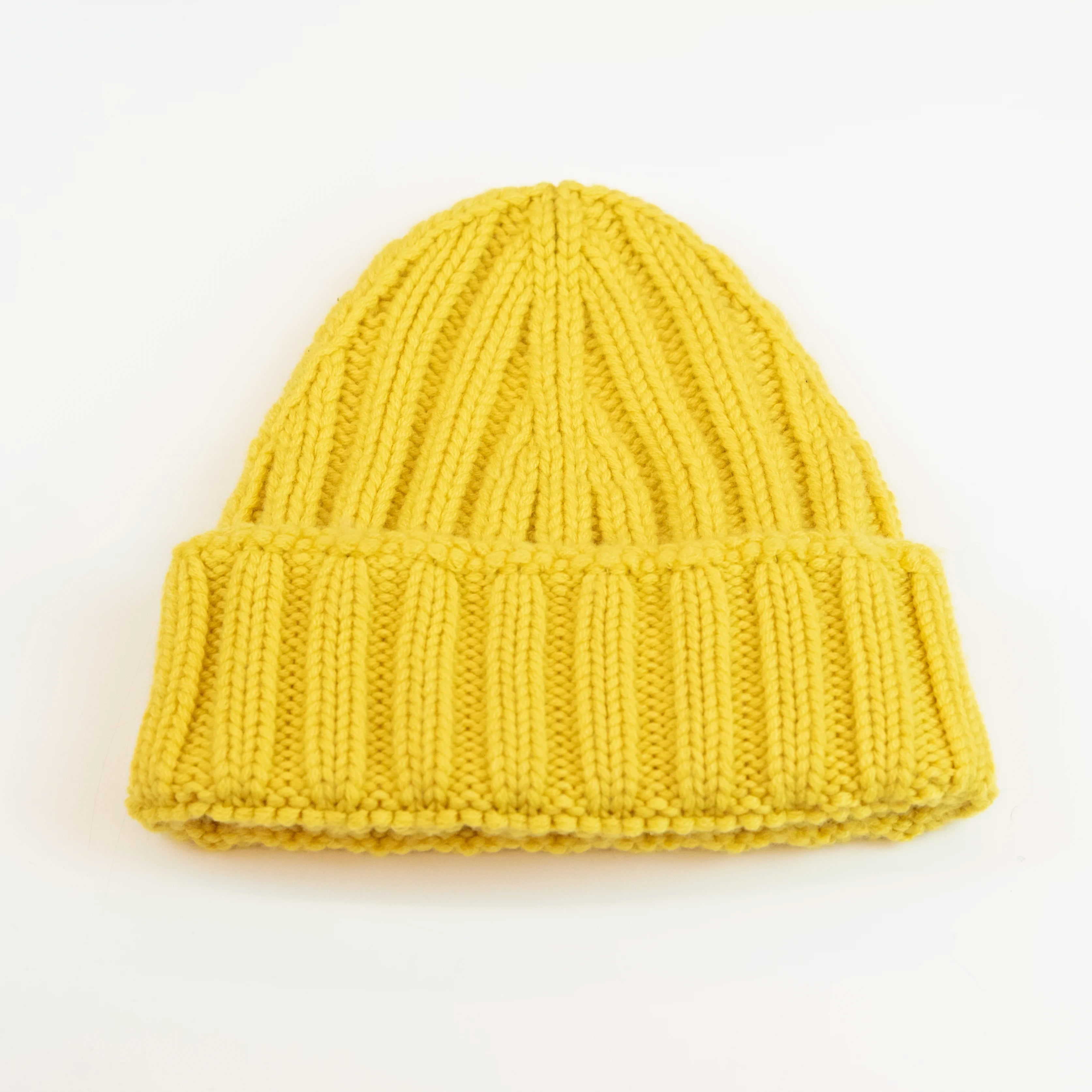 Berretto casual giallo pesante in 100% Cashmere, Made in Italy, pregiata manifattura, presenta una vestibilità con leggero sbuffo superiore, a trama grossa e confortevole grazie all'effetto molla del suo intreccio.