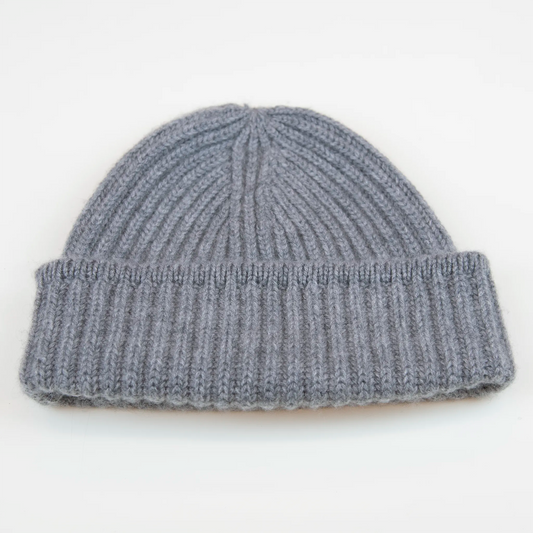 Berretto grigio in 100% Cashmere, Made in Italy, con classica costa Inglese. Elegante e casual, offre una vestibilità a cupola senza sbuffo superiore, pregiata manifattura.