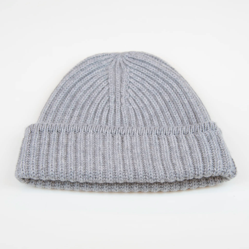 Berretto grigio in 100% Cashmere, Made in Italy, con classica costa Inglese. Elegante e casual, offre una vestibilità a cupola senza sbuffo superiore, pregiata manifattura.