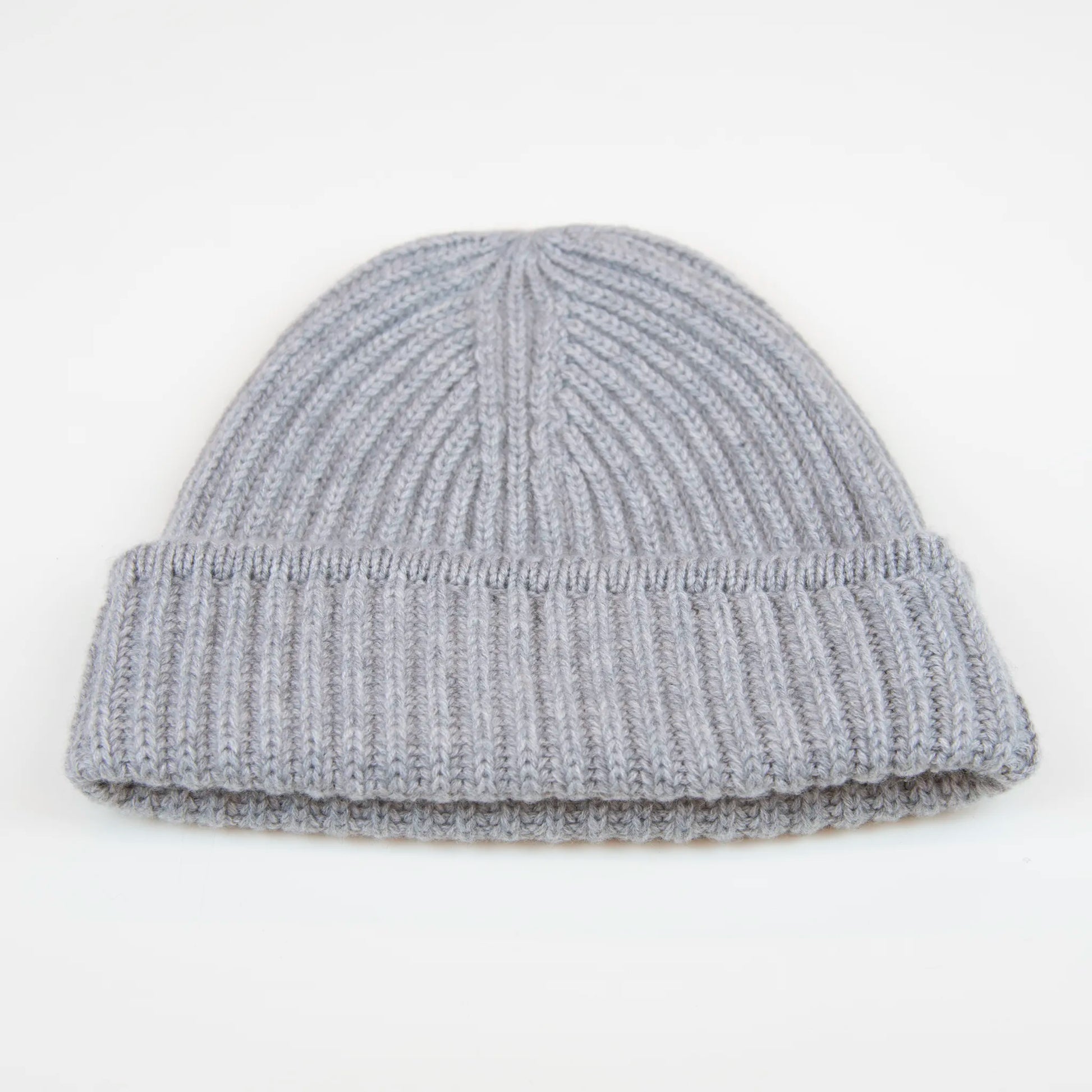 Berretto grigio in 100% Cashmere, Made in Italy, con classica costa Inglese. Elegante e casual, offre una vestibilità a cupola senza sbuffo superiore, pregiata manifattura.