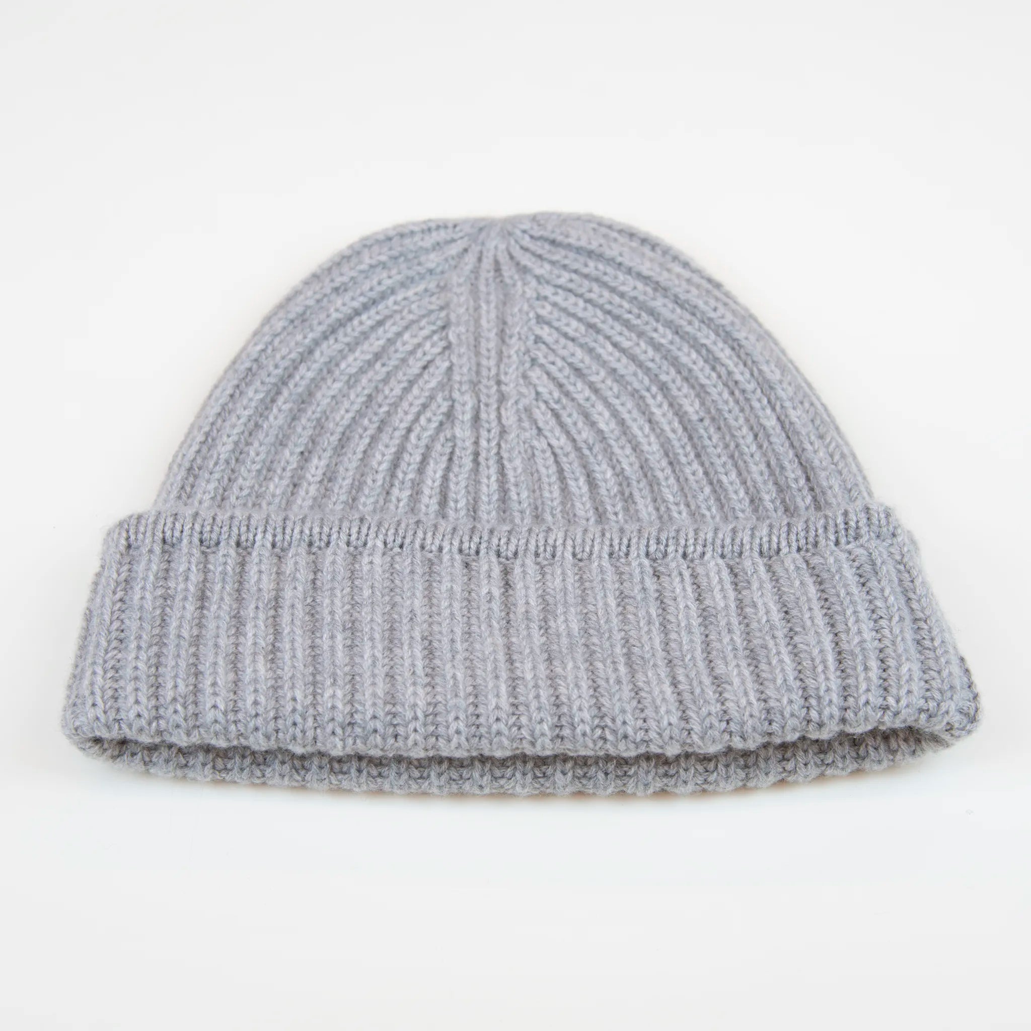 Berretto grigio in 100% Cashmere, Made in Italy, con classica costa Inglese. Elegante e casual, offre una vestibilità a cupola senza sbuffo superiore, pregiata manifattura.