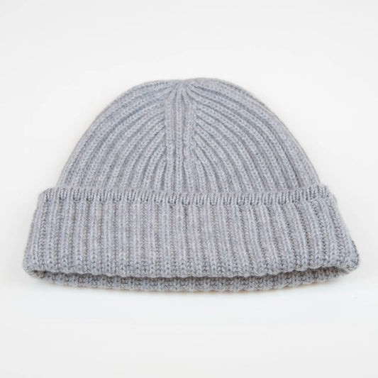 Berretto grigio in 100% Cashmere, Made in Italy, con classica costa Inglese. Elegante e casual, offre una vestibilità a cupola senza sbuffo superiore, pregiata manifattura.