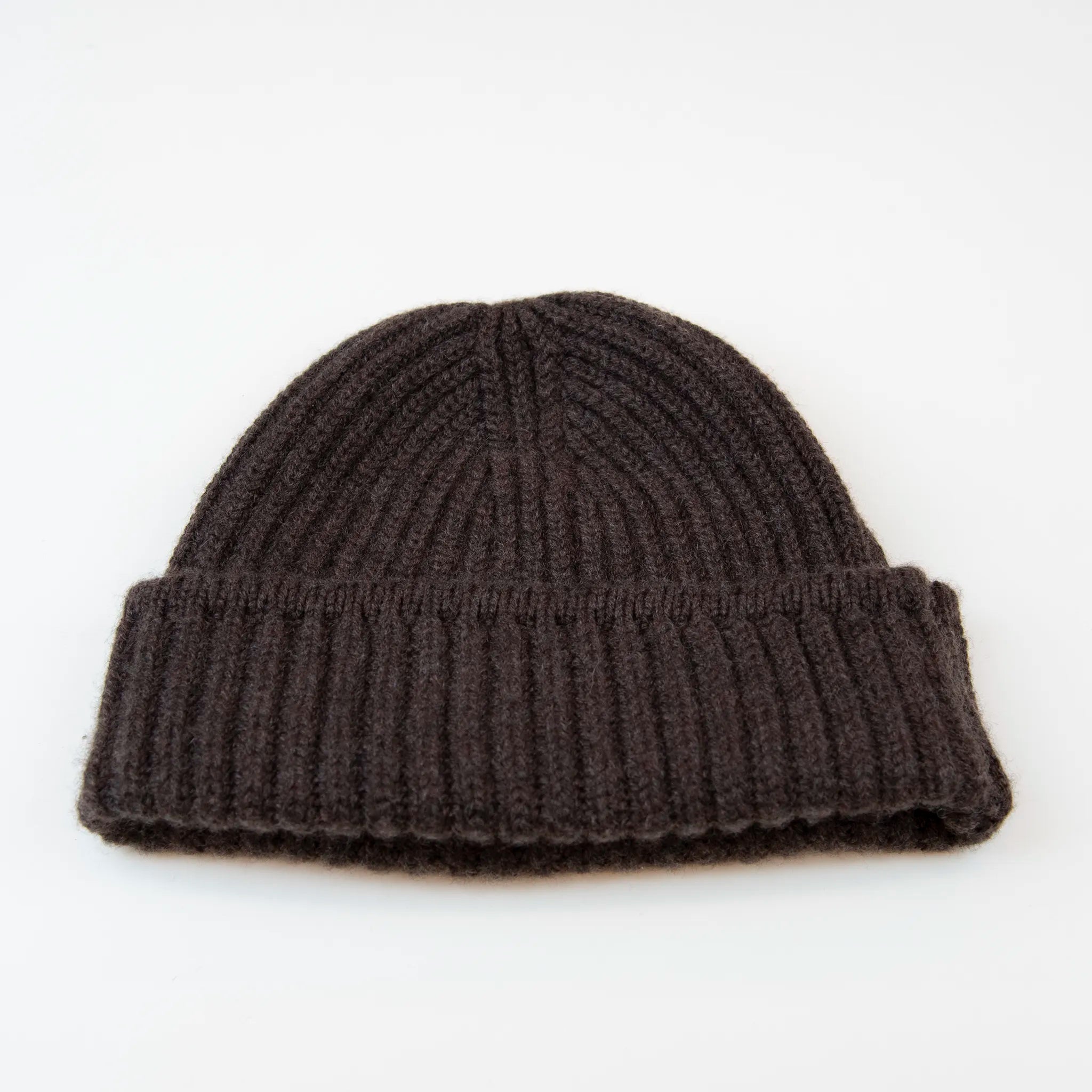 Berretto marrone in 100% Cashmere, Made in Italy, con classica costa Inglese. Elegante e casual, offre una vestibilità a cupola senza sbuffo superiore, pregiata manifattura.