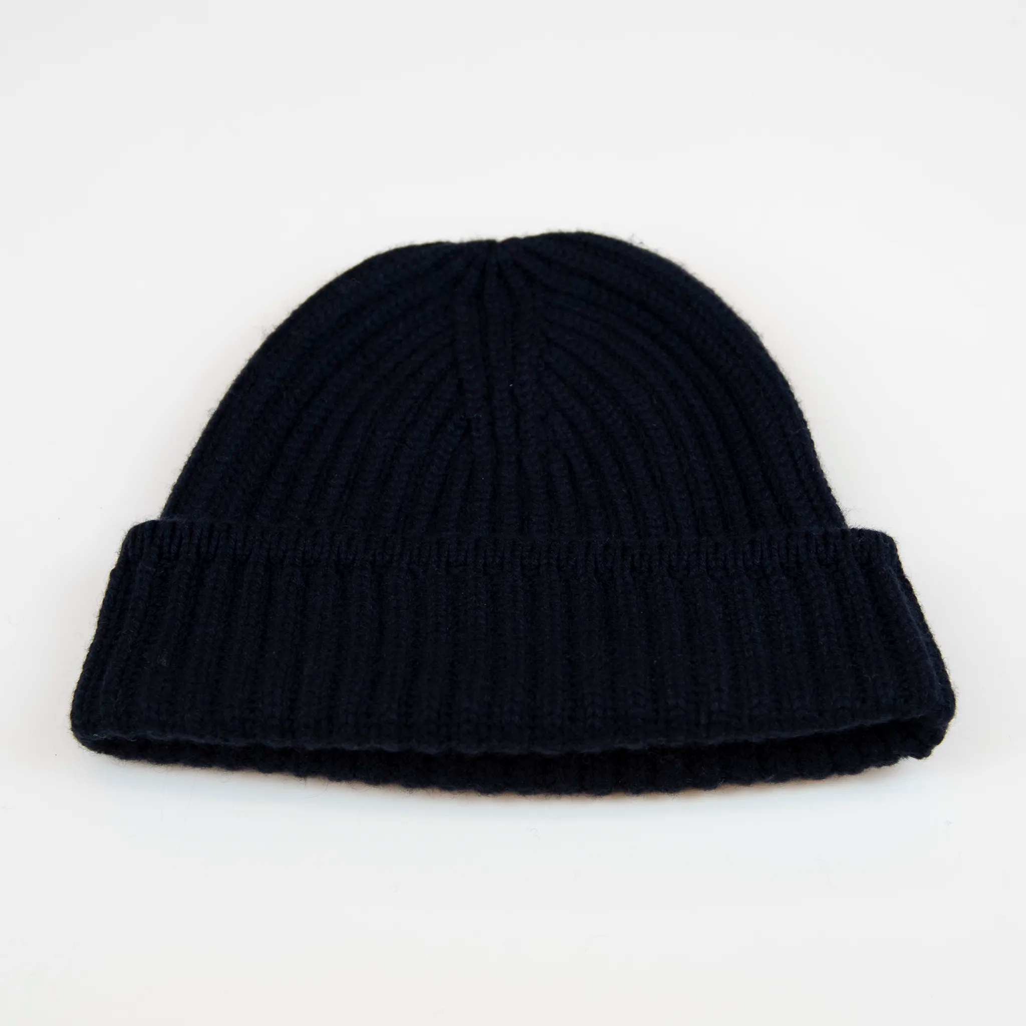 Berretto nero in 100% Cashmere, Made in Italy, con classica costa Inglese. Elegante e casual, offre una vestibilità a cupola senza sbuffo superiore, pregiata manifattura.