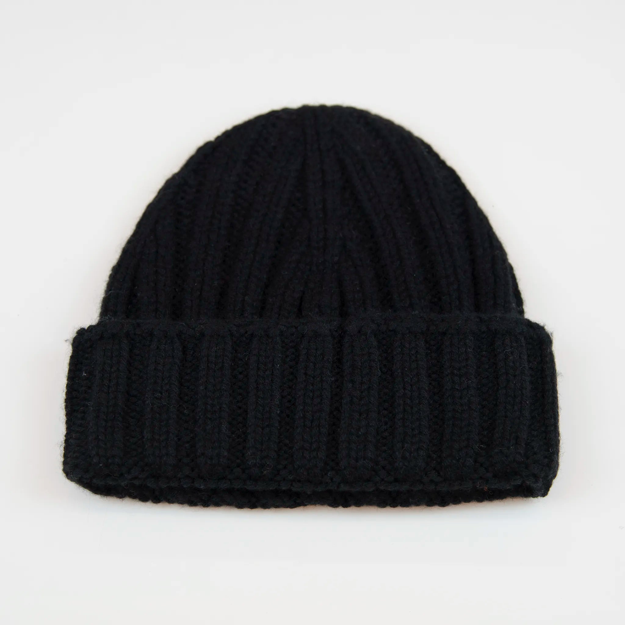 Berretto casual nero pesante in 100% Cashmere, Made in Italy, pregiata manifattura, presenta una vestibilità con leggero sbuffo superiore, a trama grossa e confortevole grazie all'effetto molla del suo intreccio.