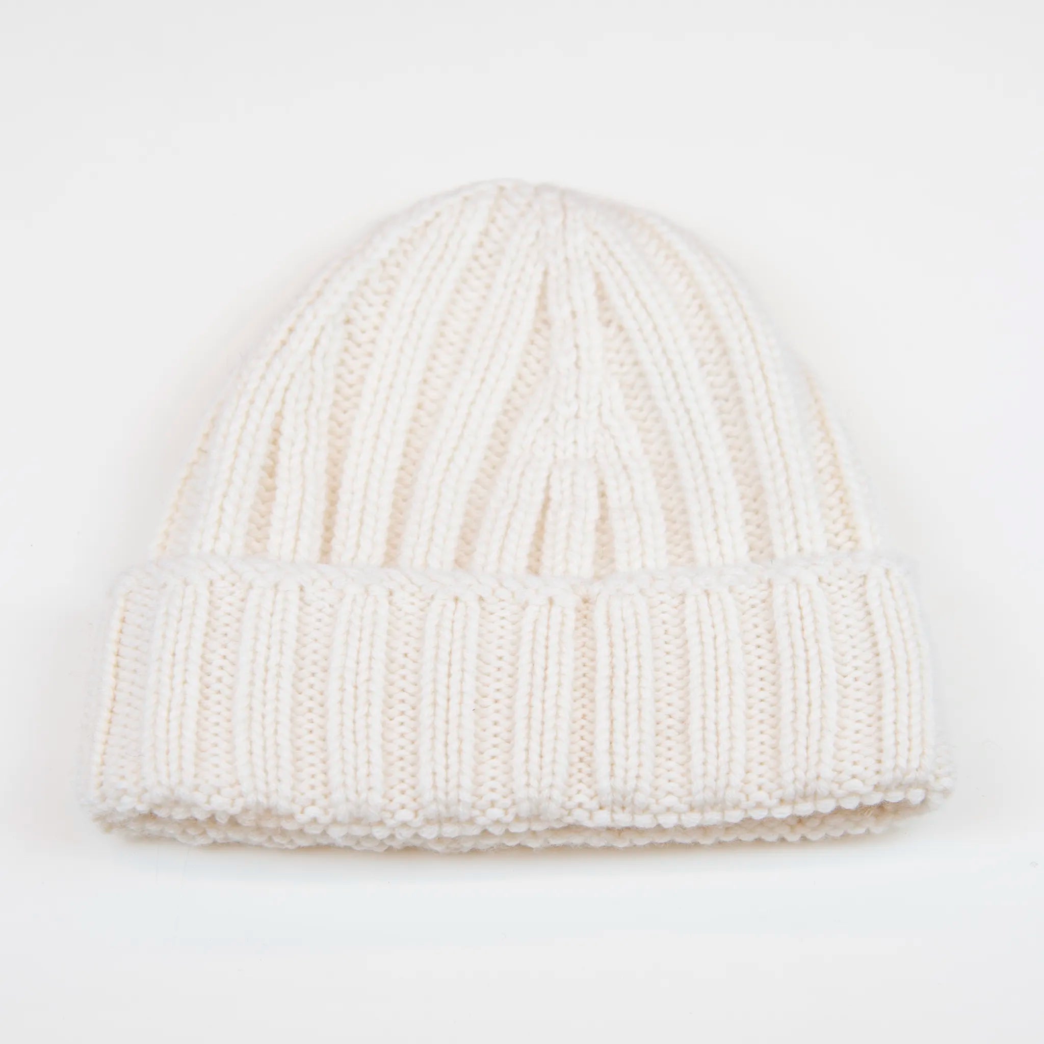 Berretto casual panna pesante in 100% Cashmere, Made in Italy, pregiata manifattura, presenta una vestibilità con leggero sbuffo superiore, a trama grossa e confortevole grazie all'effetto molla del suo intreccio.