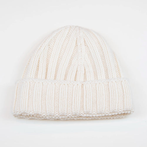 Berretto casual panna pesante in 100% Cashmere, Made in Italy, pregiata manifattura, presenta una vestibilità con leggero sbuffo superiore, a trama grossa e confortevole grazie all'effetto molla del suo intreccio.