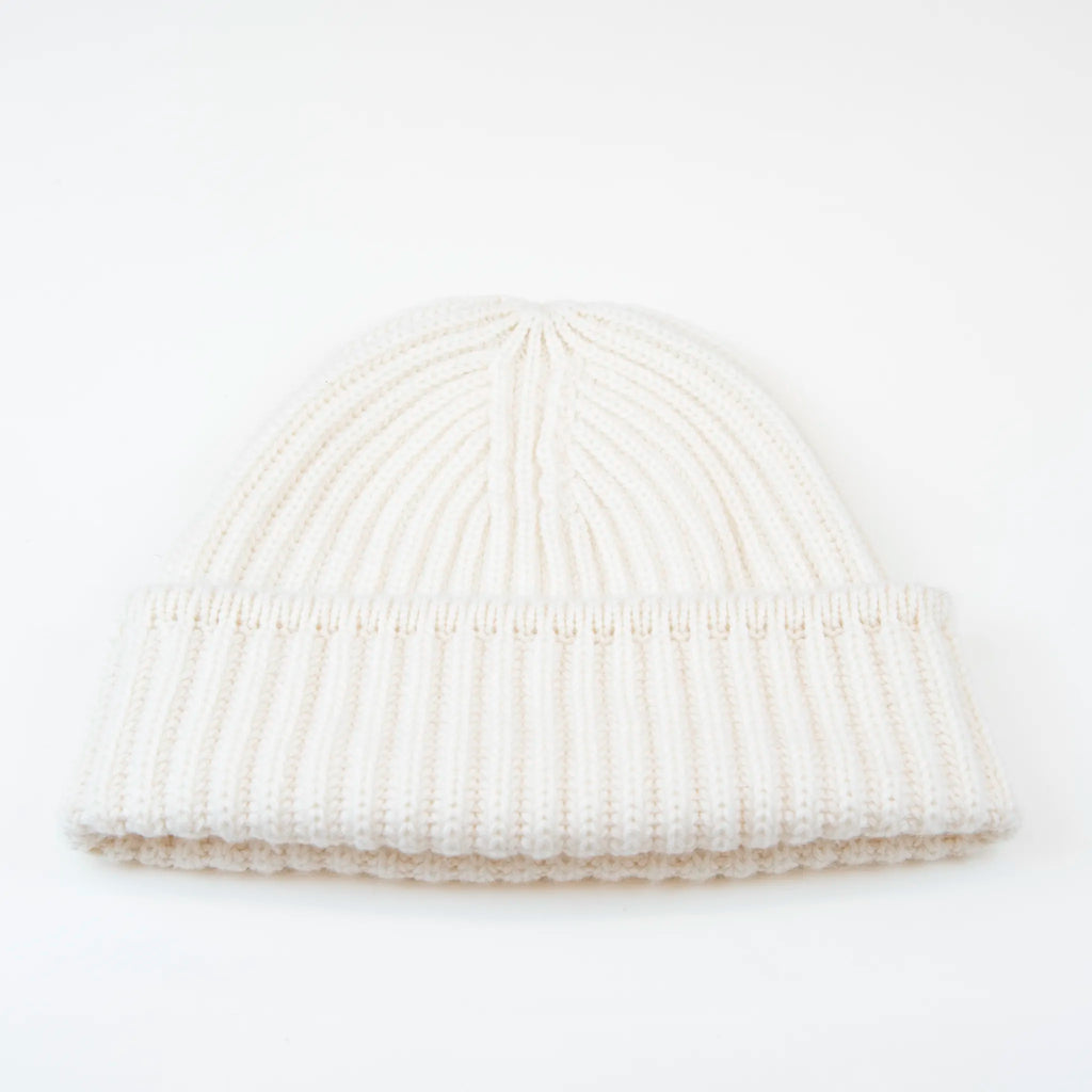 Berretto panna in 100% Cashmere, Made in Italy, con classica costa Inglese. Elegante e casual, offre una vestibilità a cupola senza sbuffo superiore, pregiata manifattura.