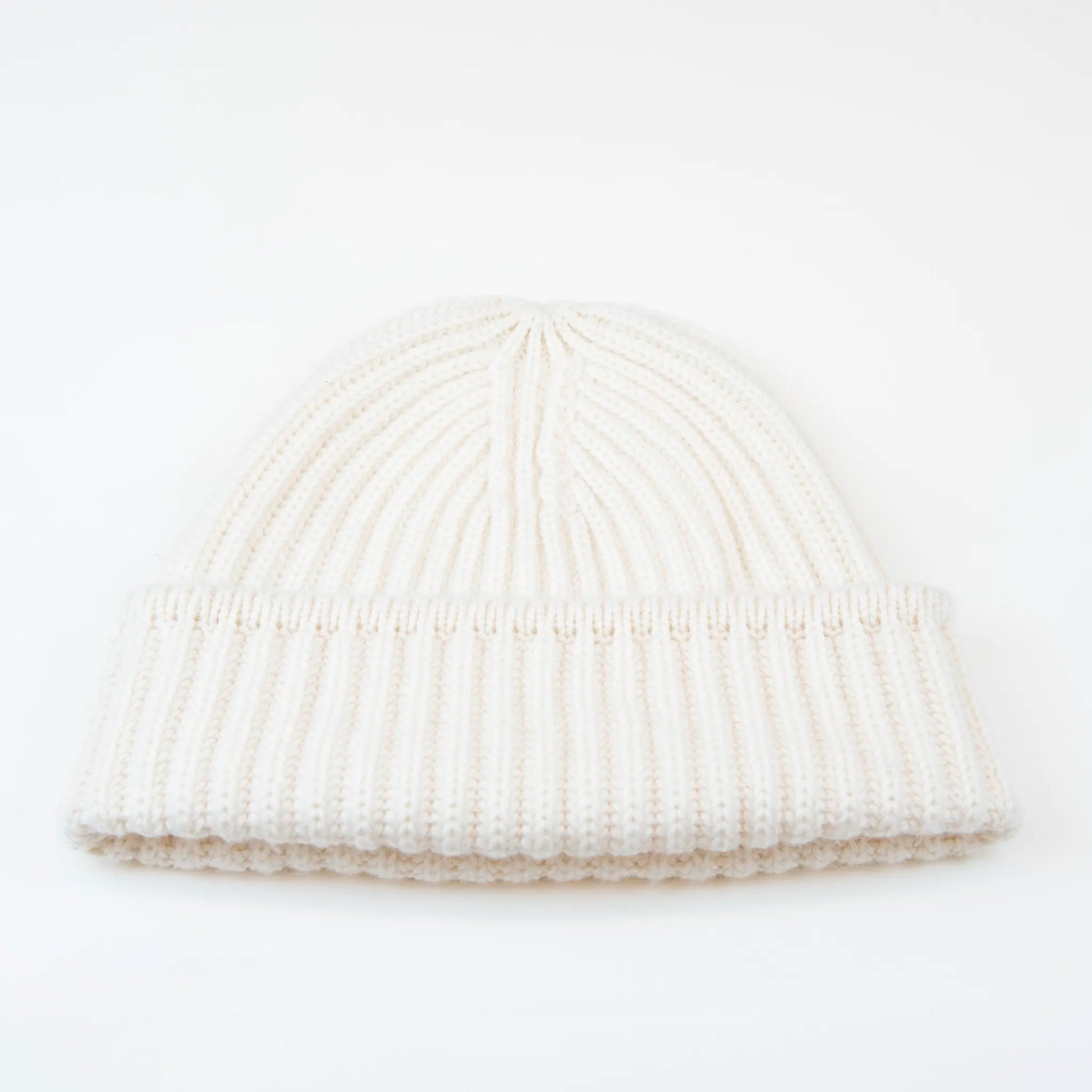 Berretto panna in 100% Cashmere, Made in Italy, con classica costa Inglese. Elegante e casual, offre una vestibilità a cupola senza sbuffo superiore, pregiata manifattura.