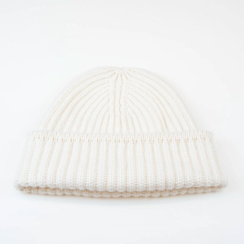 Berretto panna in 100% Cashmere, Made in Italy, con classica costa Inglese. Elegante e casual, offre una vestibilità a cupola senza sbuffo superiore, pregiata manifattura.