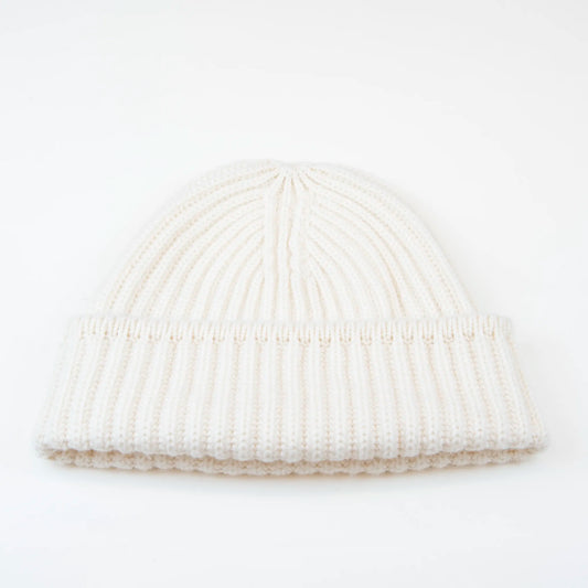 Berretto panna in 100% Cashmere, Made in Italy, con classica costa Inglese. Elegante e casual, offre una vestibilità a cupola senza sbuffo superiore, pregiata manifattura.