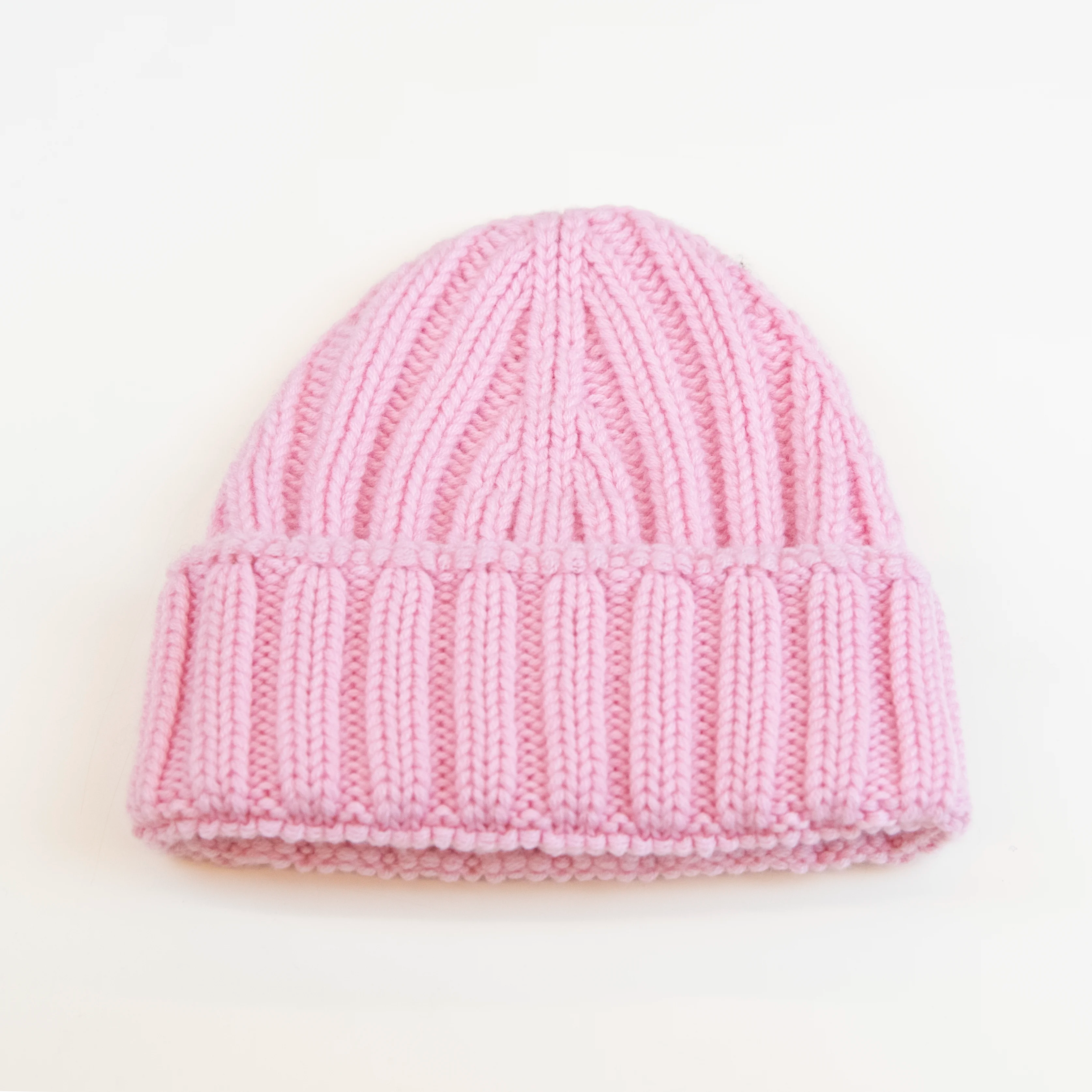 Berretto casual rosa pesante in 100% Cashmere, Made in Italy, pregiata manifattura, presenta una vestibilità con leggero sbuffo superiore, a trama grossa e confortevole grazie all'effetto molla del suo intreccio.