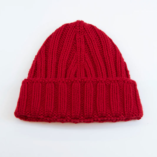 Berretto casual rosso pesante in 100% Cashmere, Made in Italy, pregiata manifattura, presenta una vestibilità con leggero sbuffo superiore, a trama grossa e confortevole grazie all'effetto molla del suo intreccio.