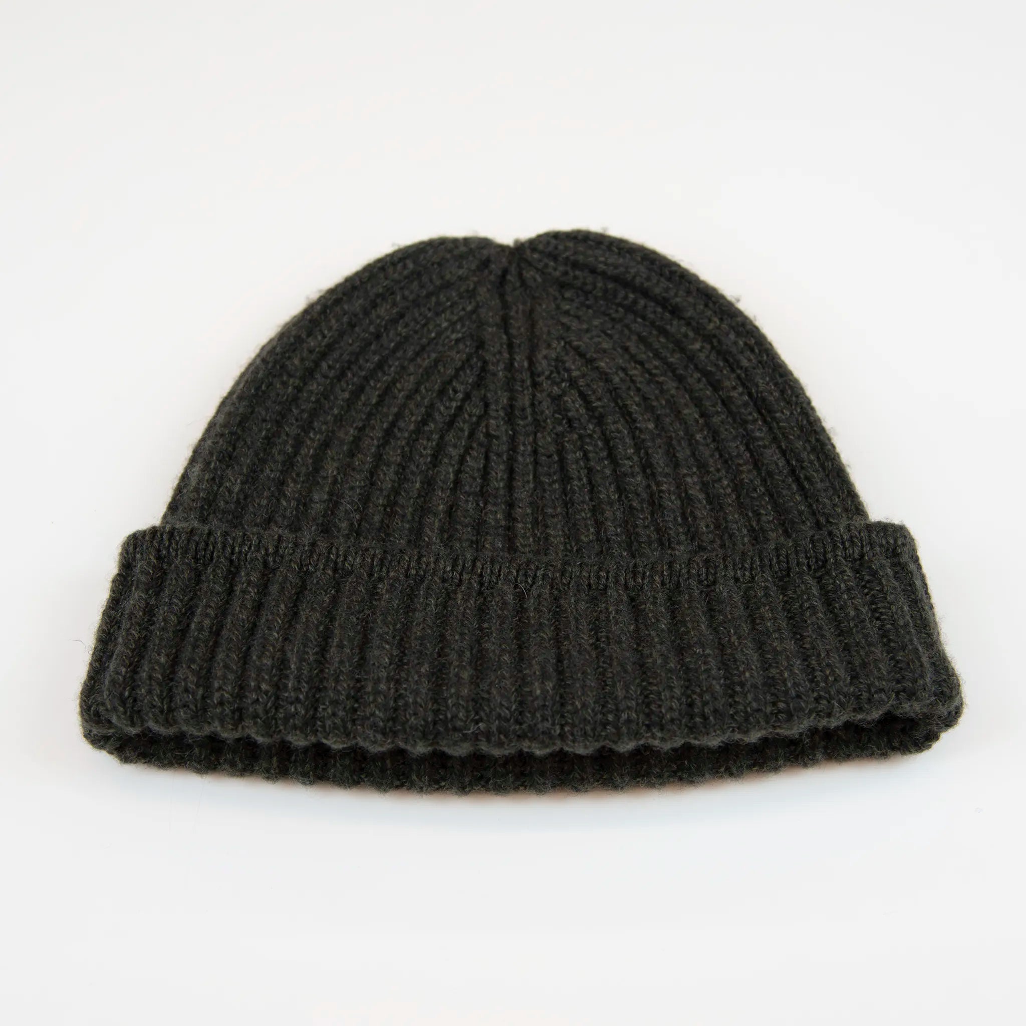 Berretto verde in 100% Cashmere, Made in Italy, con classica costa Inglese. Elegante e casual, offre una vestibilità a cupola senza sbuffo superiore, pregiata manifattura.