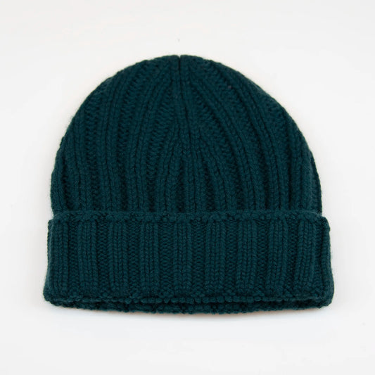 Berretto casual verde pesante in 100% Cashmere, Made in Italy, pregiata manifattura, presenta una vestibilità con leggero sbuffo superiore, a trama grossa e confortevole grazie all'effetto molla del suo intreccio.