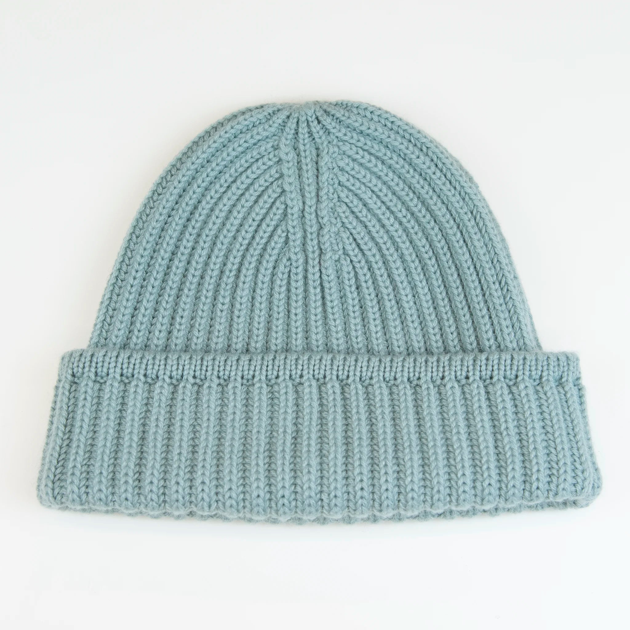 Berretto verde in 100% Cashmere, Made in Italy, con classica costa Inglese. Elegante e casual, offre una vestibilità a cupola senza sbuffo superiore, pregiata manifattura.