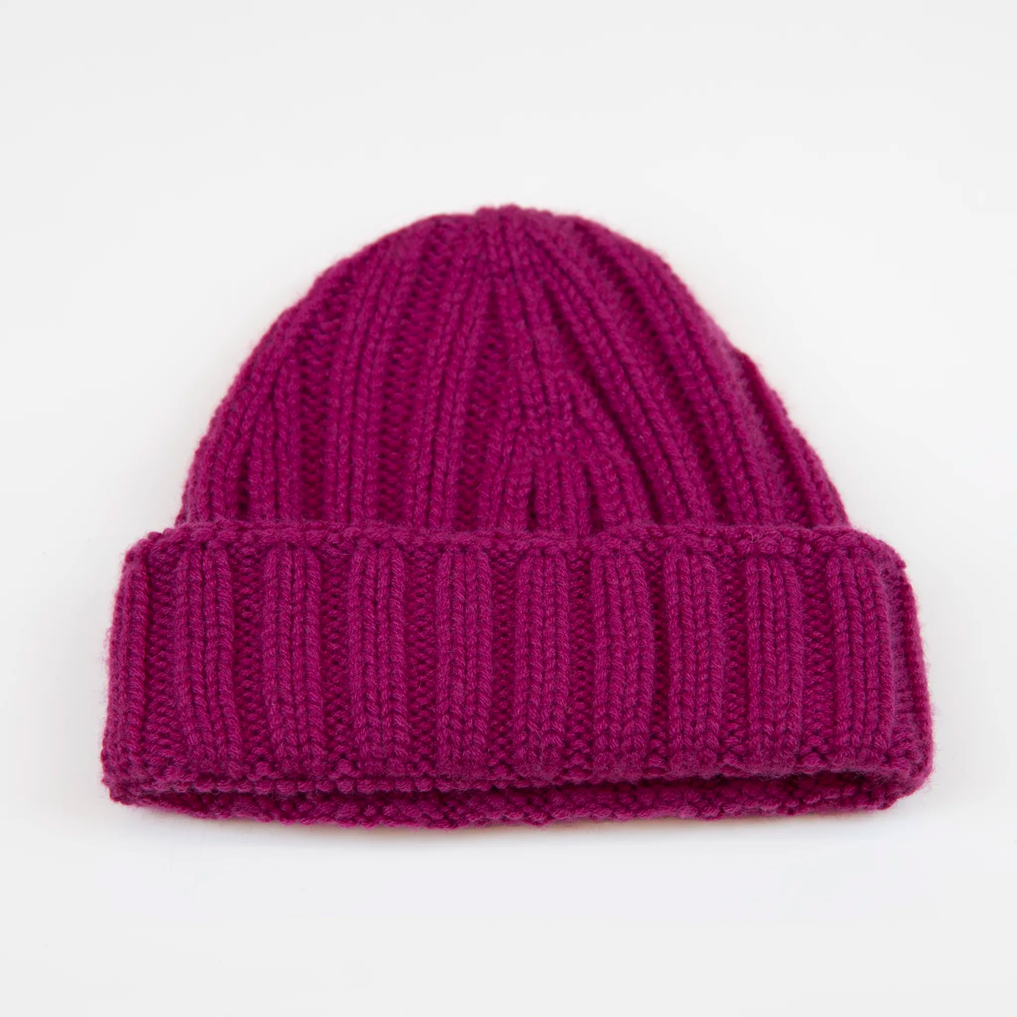 Berretto casual fucsia pesante in 100% Cashmere, Made in Italy, pregiata manifattura, presenta una vestibilità con leggero sbuffo superiore, a trama grossa e confortevole grazie all'effetto molla del suo intreccio.