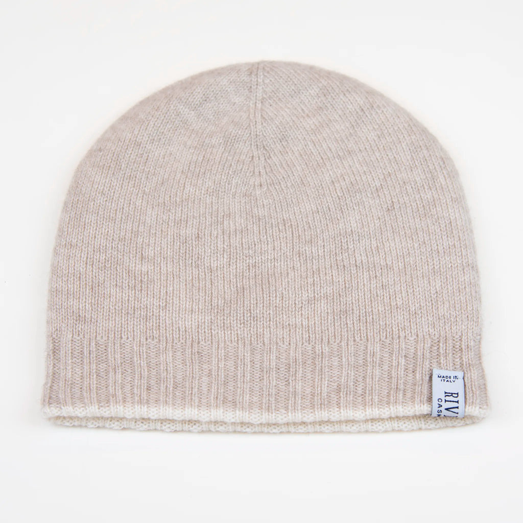 Cuffia doubleface beige e panna in 100% Cashmere, Made in Italy. Pratica e versatile, può essere indossata con o senza risvolto. Trama rasata e pregiata manifattura per una vestibilità confortevole e di qualità.