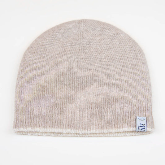 Cuffia doubleface beige e panna in 100% Cashmere, Made in Italy. Pratica e versatile, può essere indossata con o senza risvolto. Trama rasata e pregiata manifattura per una vestibilità confortevole e di qualità.