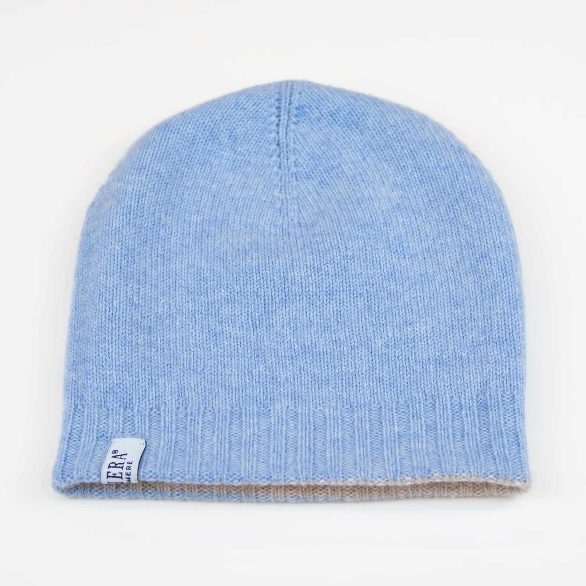Cuffia doubleface beige e celeste in 100% Cashmere, Made in Italy. Pratica e versatile, può essere indossata con o senza risvolto. Trama rasata e pregiata manifattura per una vestibilità confortevole e di qualità.