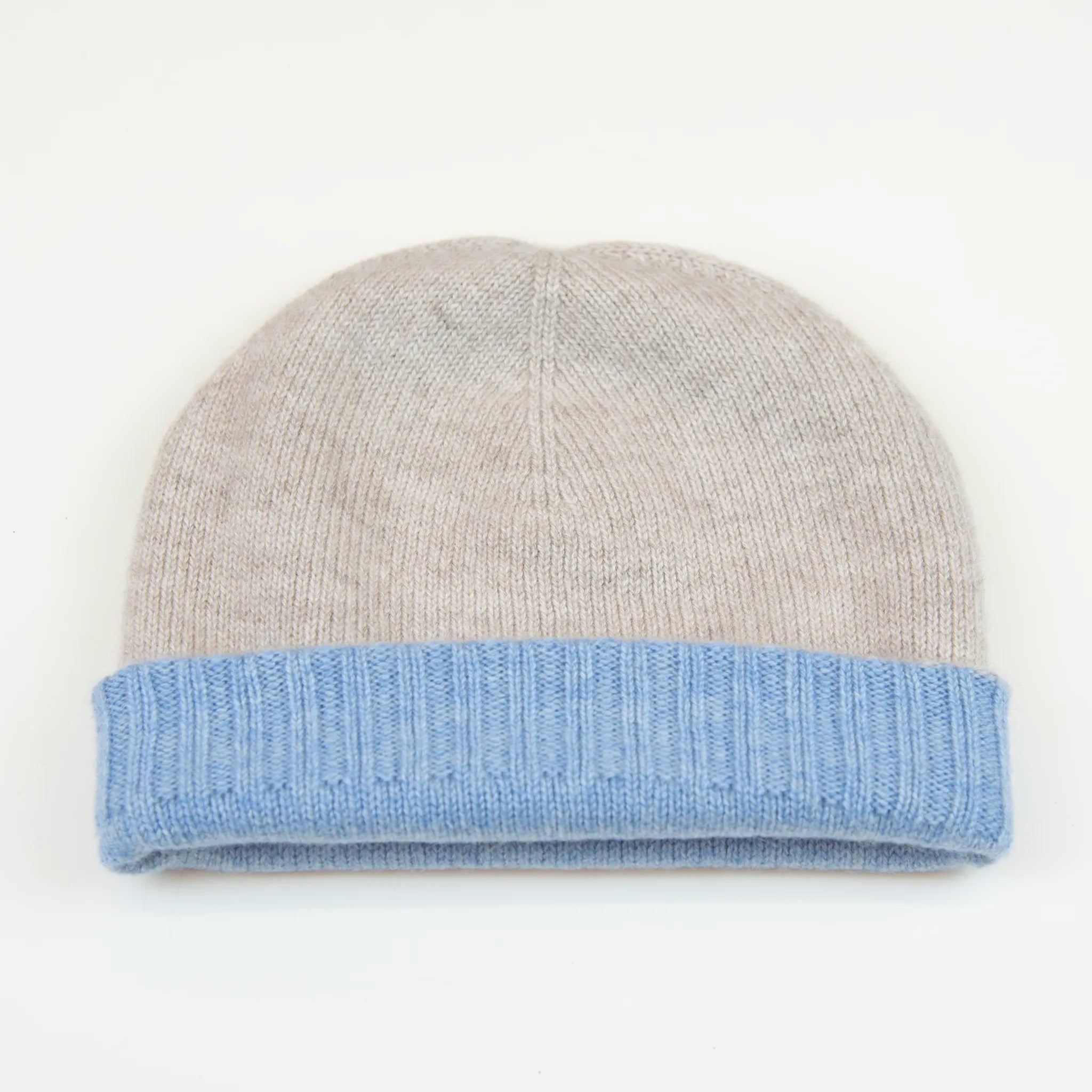 Cuffia doubleface beige e celeste in 100% Cashmere, Made in Italy. Pratica e versatile, può essere indossata con o senza risvolto. Trama rasata e pregiata manifattura per una vestibilità confortevole e di qualità.
