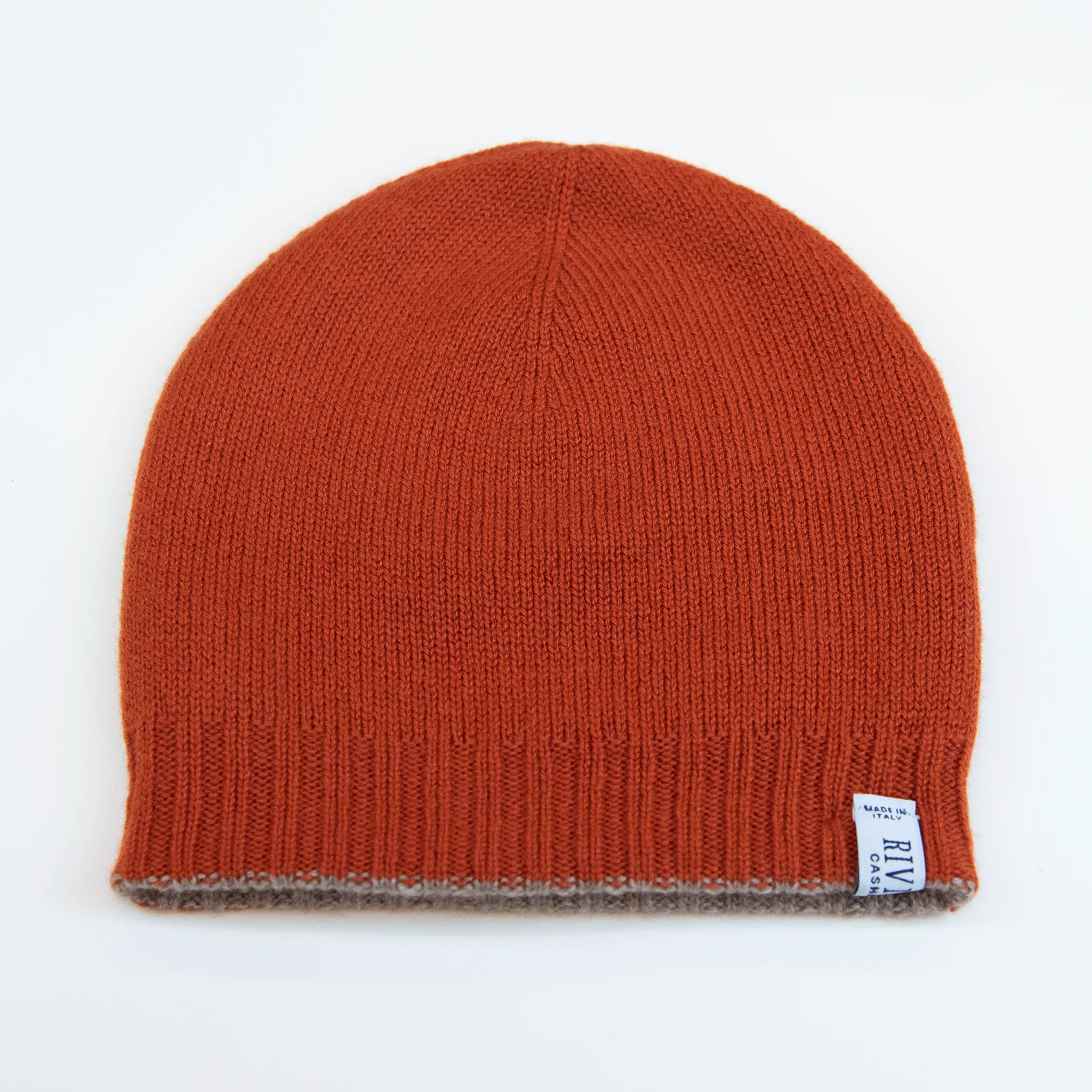 Cuffia doubleface arancio e beige in 100% Cashmere, Made in Italy. Pratica e versatile, può essere indossata con o senza risvolto. Trama rasata e pregiata manifattura per una vestibilità confortevole e di qualità.