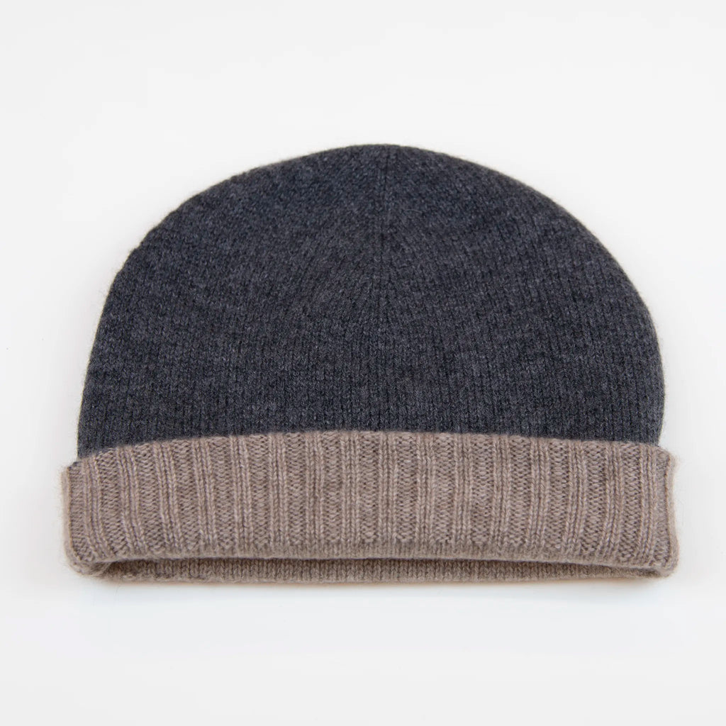 Cuffia doubleface beige e grigio in 100% Cashmere, Made in Italy. Pratica e versatile, può essere indossata con o senza risvolto. Trama rasata e pregiata manifattura per una vestibilità confortevole e di qualità.