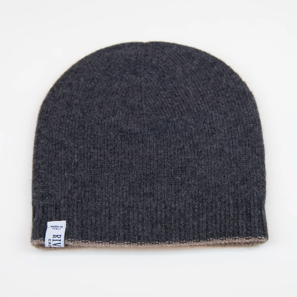 Cuffia doubleface beige e grigio in 100% Cashmere, Made in Italy. Pratica e versatile, può essere indossata con o senza risvolto. Trama rasata e pregiata manifattura per una vestibilità confortevole e di qualità.