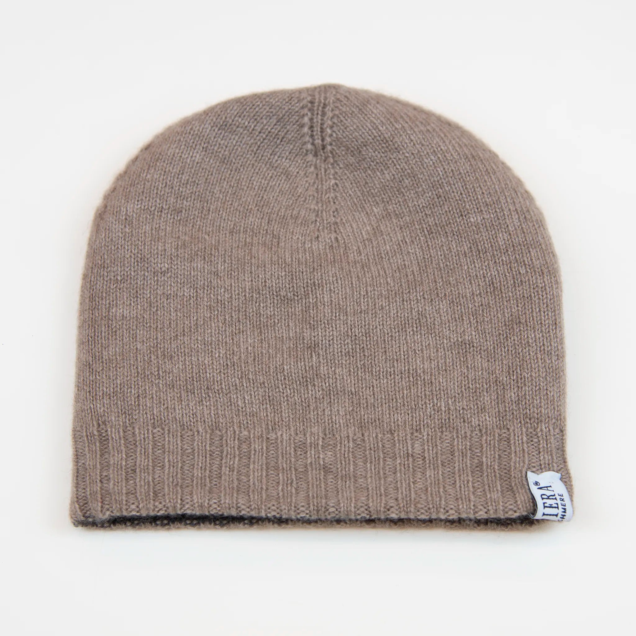 Cuffia doubleface beige e grigio in 100% Cashmere, Made in Italy. Pratica e versatile, può essere indossata con o senza risvolto. Trama rasata e pregiata manifattura per una vestibilità confortevole e di qualità.