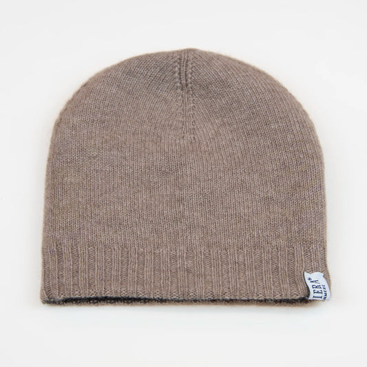 Cuffia doubleface beige e grigio in 100% Cashmere, Made in Italy. Pratica e versatile, può essere indossata con o senza risvolto. Trama rasata e pregiata manifattura per una vestibilità confortevole e di qualità.