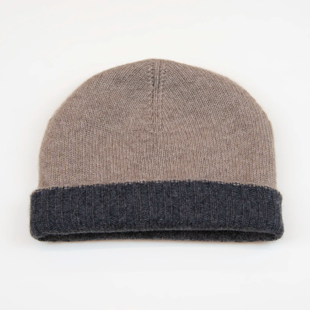Cuffia doubleface beige e grigio in 100% Cashmere, Made in Italy. Pratica e versatile, può essere indossata con o senza risvolto. Trama rasata e pregiata manifattura per una vestibilità confortevole e di qualità.