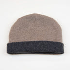 Cuffia doubleface beige e grigio in 100% Cashmere, Made in Italy. Pratica e versatile, può essere indossata con o senza risvolto. Trama rasata e pregiata manifattura per una vestibilità confortevole e di qualità.