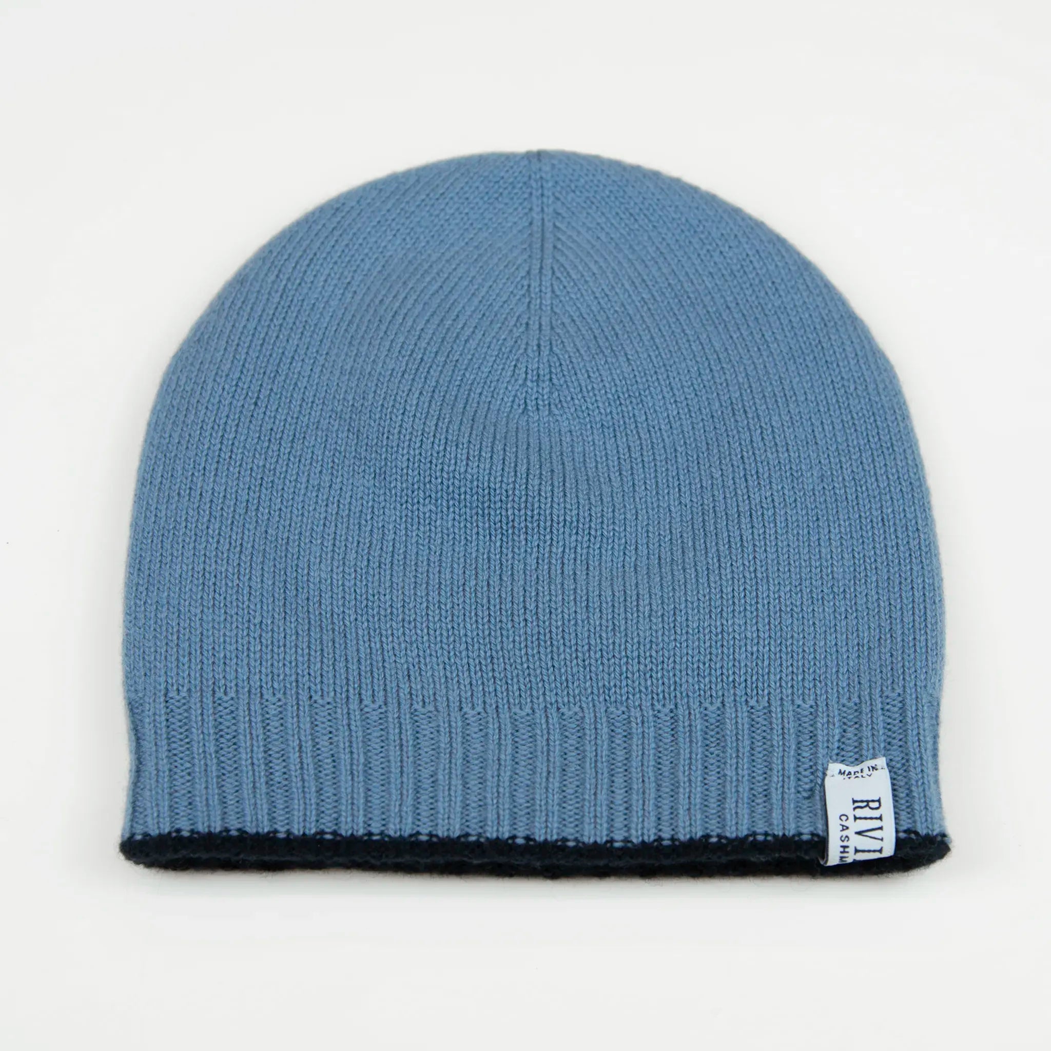 Cuffia doubleface celeste e blu in 100% Cashmere, Made in Italy. Pratica e versatile, può essere indossata con o senza risvolto. Trama rasata e pregiata manifattura per una vestibilità confortevole e di qualità.