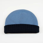 Cuffia doubleface celeste e blu in 100% Cashmere, Made in Italy. Pratica e versatile, può essere indossata con o senza risvolto. Trama rasata e pregiata manifattura per una vestibilità confortevole e di qualità.